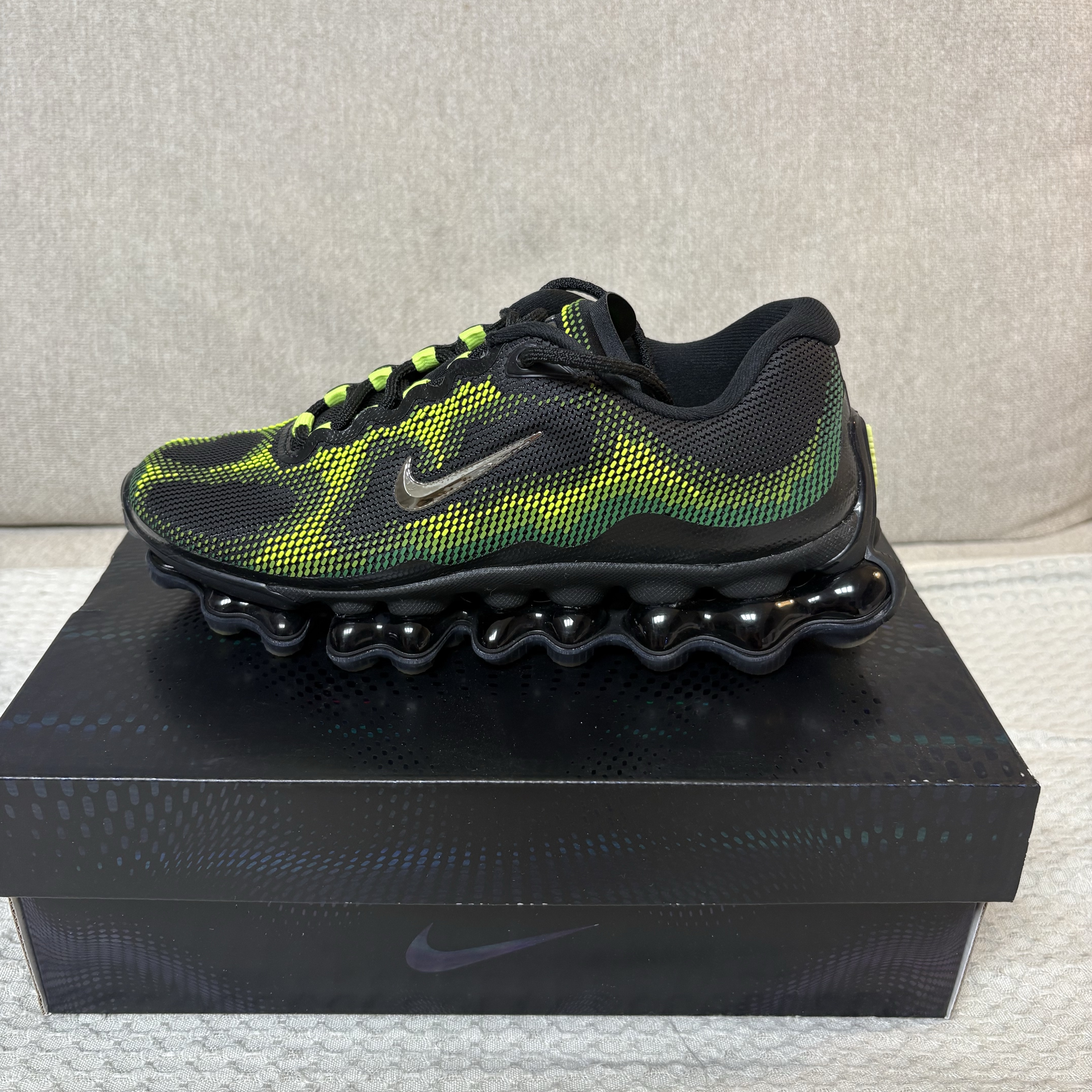 Nike Air Liquid Max Radiant Green and Green Apple 착용 스타일 - 2
