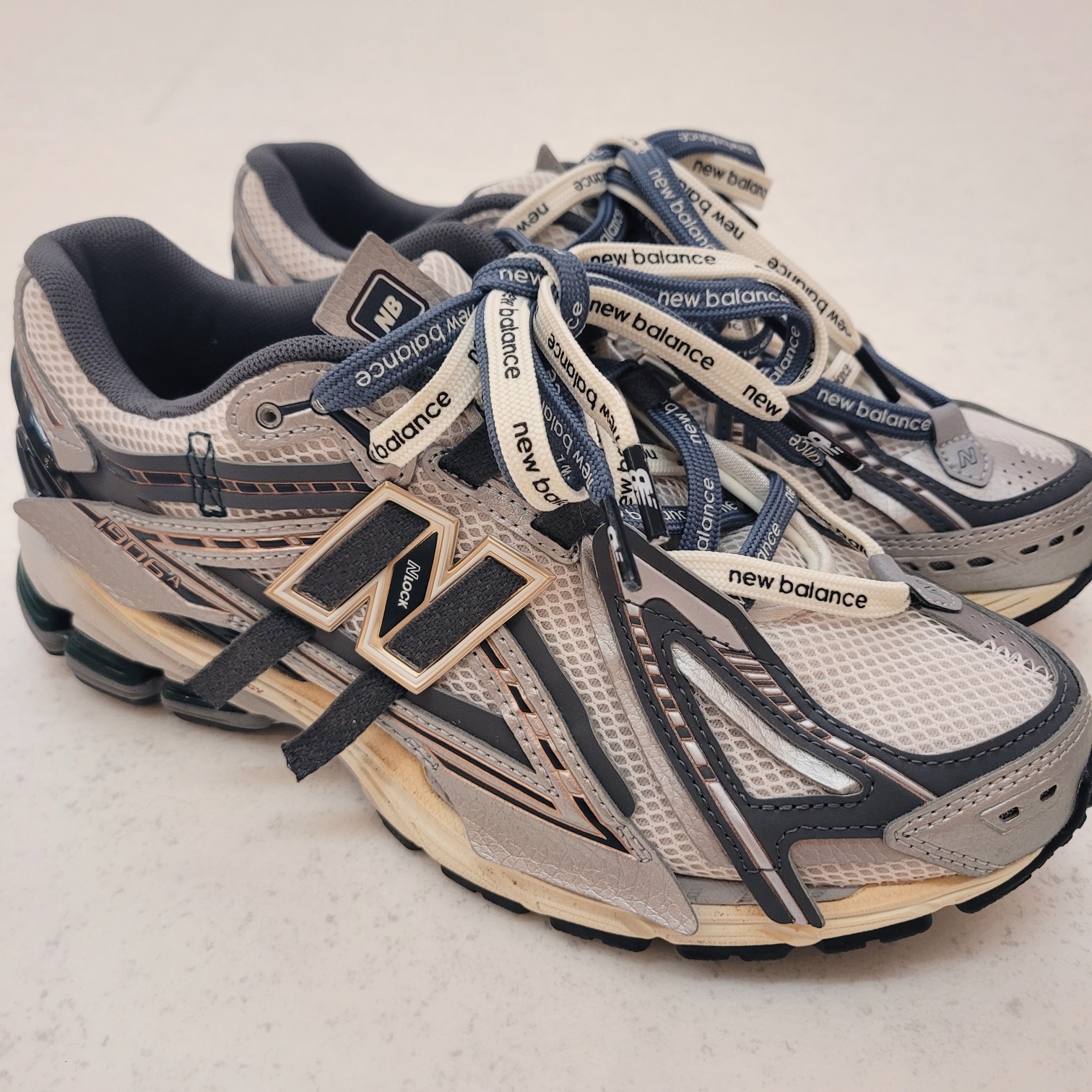 New Balance 1906A Silver Metallic Castlerock 착용 스타일