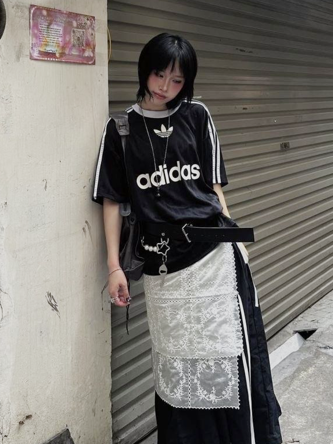 Levi's x Oasis Deca Logo T-Shirt White, Adidas Adicolor T-Shirt Black White - KR Sizing 착용 스타일 - 3