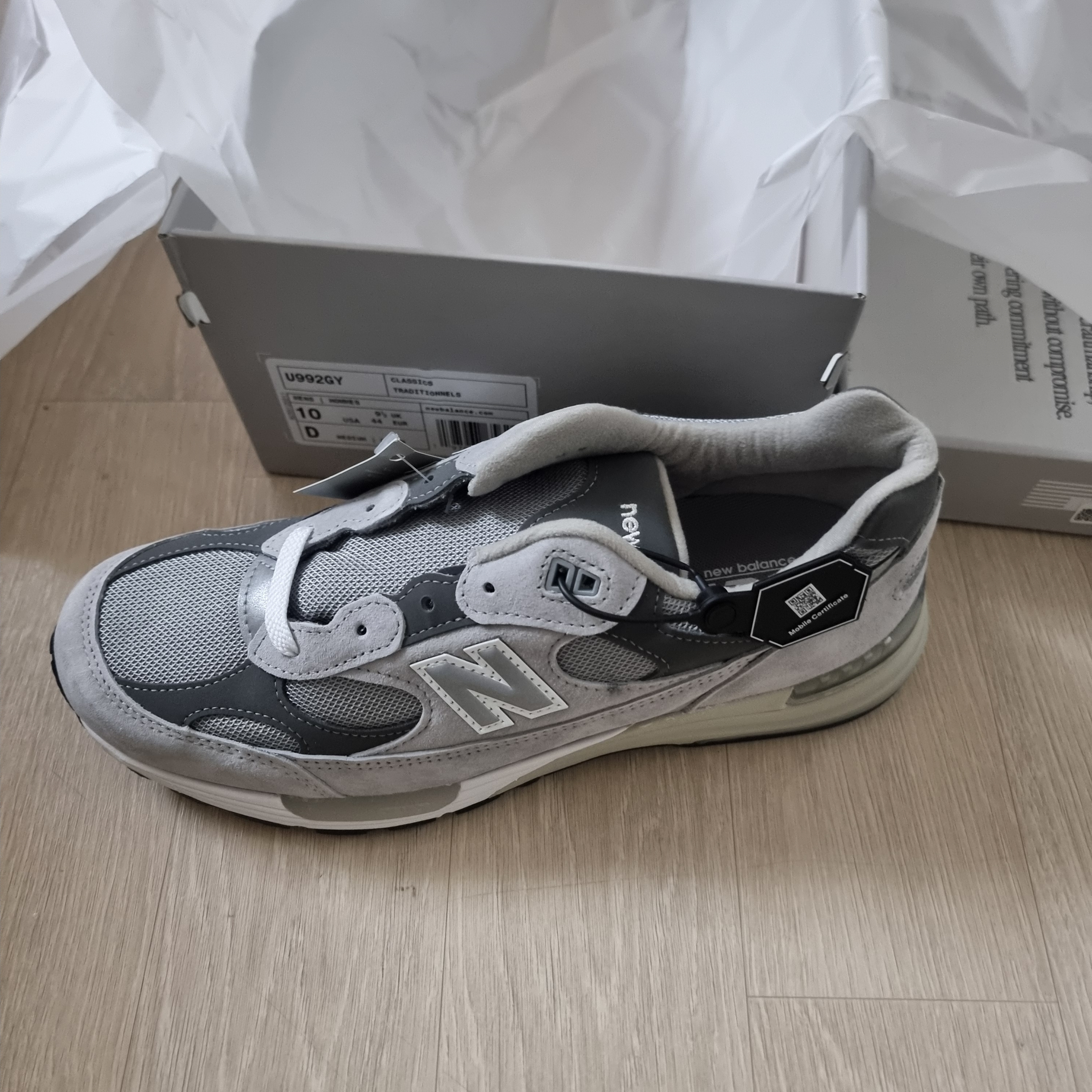 New Balance 992 Made in USA Core Grey Silver Metallic 착용 스타일