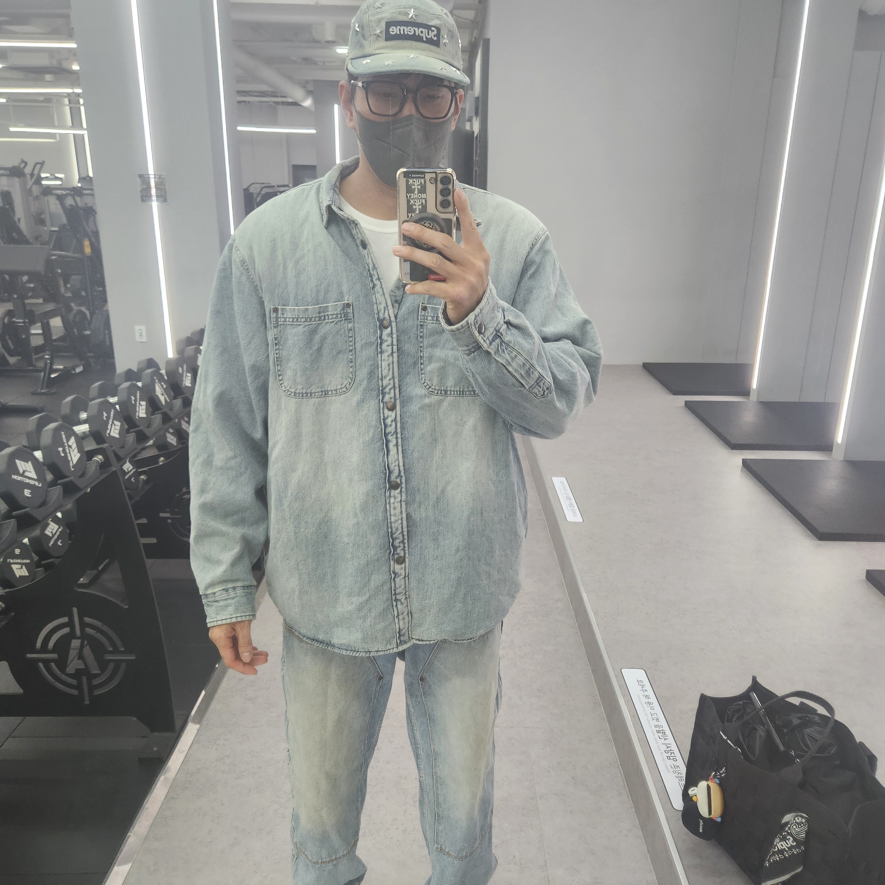 Supreme x MM6 Maison Margiela Box Logo Zip Up Hooded Sweatshirt White - 26SS, Supreme x MM6 Maison Margiela Split 6-Panel Black - 26SS 착용 스타일 - 4