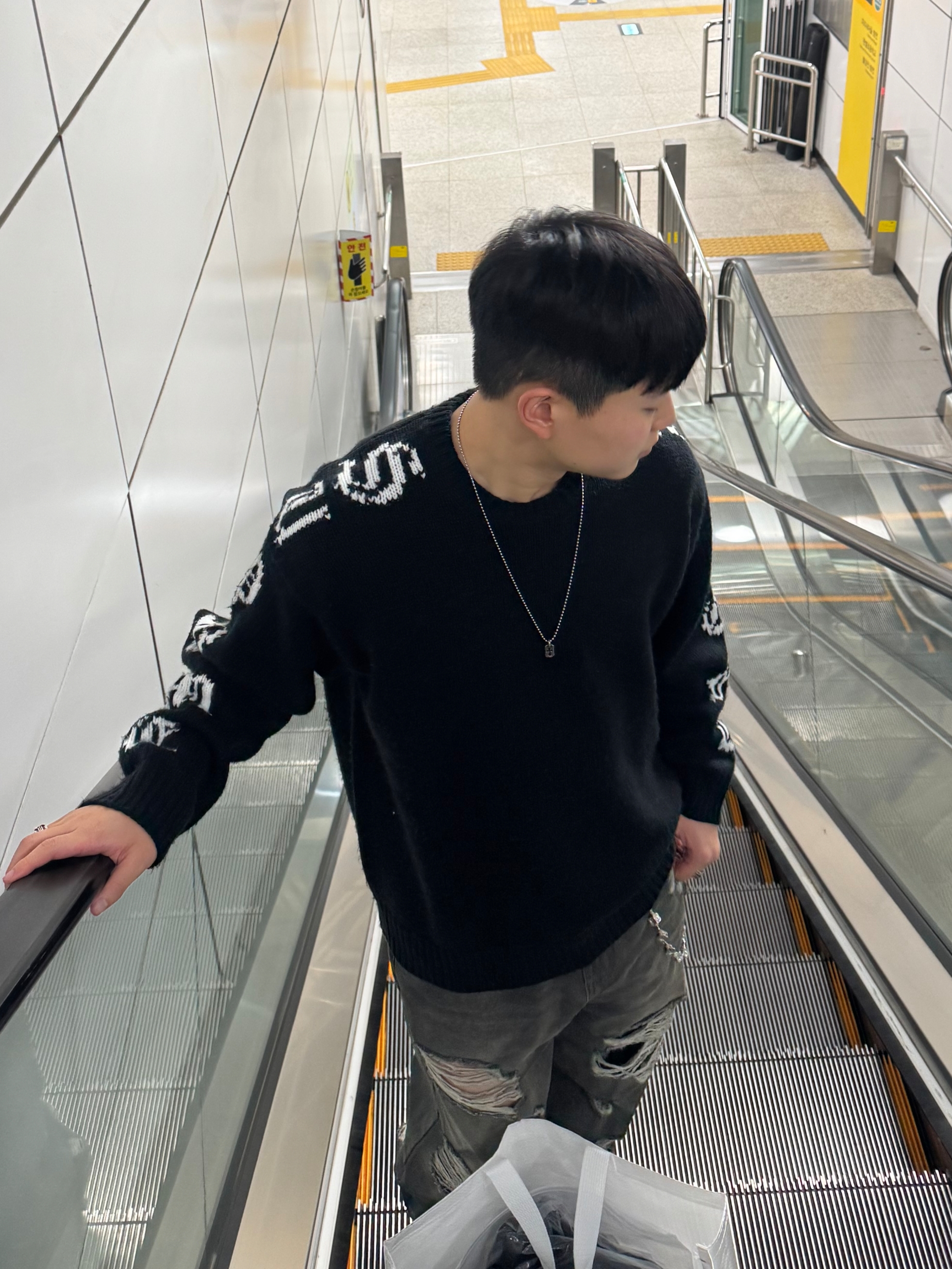 Supreme Old English Sleeves Sweater Black - 26SS, Chrome Hearts Dog Tag Tiny Cut Out Cross Pendant Silver 착용 스타일 - 1