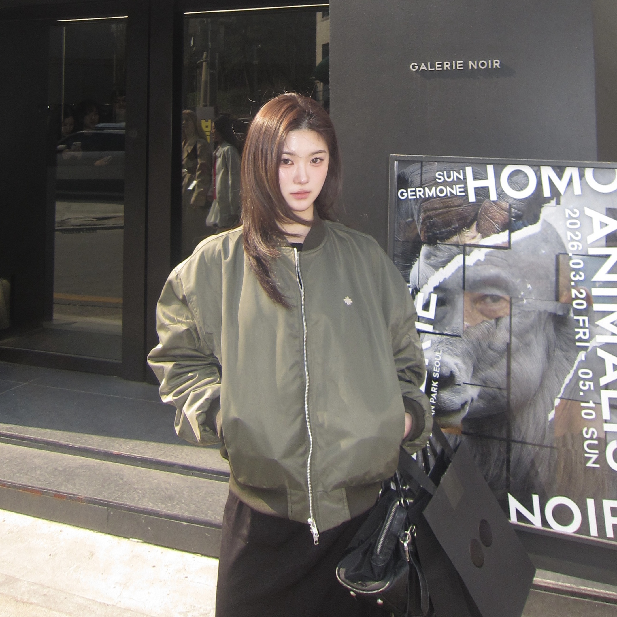 SLOW RECORD HOUSE Pixel Crop Bomber Jacket Khaki 착용 스타일 - 1