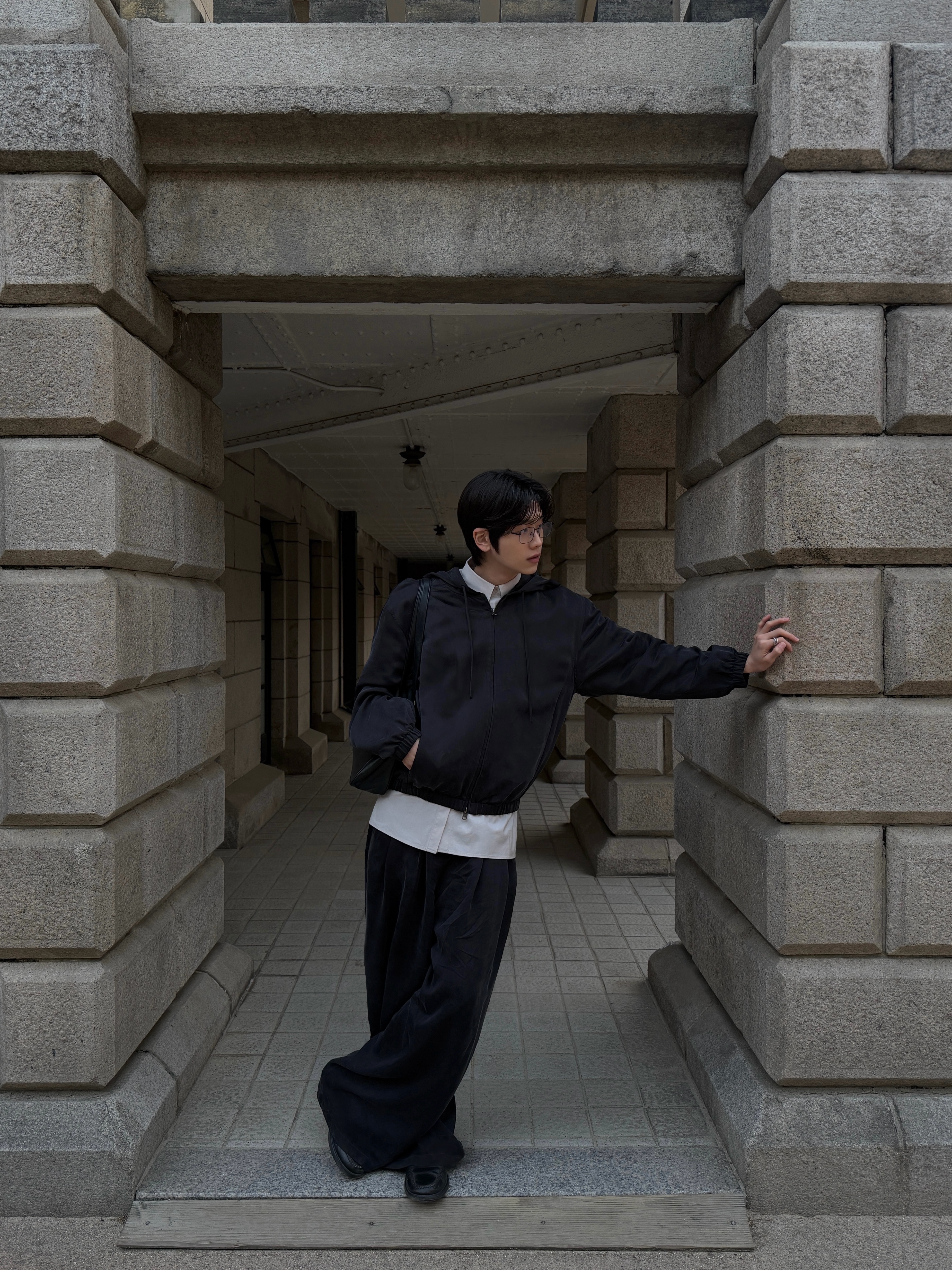 Amomento Cupro Hood Zip Up Jumper Black - 26SS, Amomento Men's Cupro Two Tuck Wide Pants Black - 26SS 착용 스타일 - 6