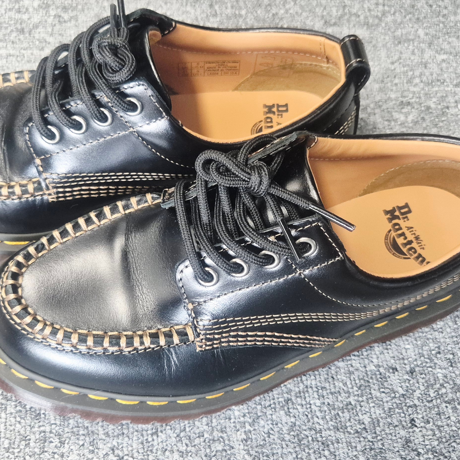 Dr. Martens Lowell Leather Moc Toe Shoes Black Analine 착용 스타일 - 2