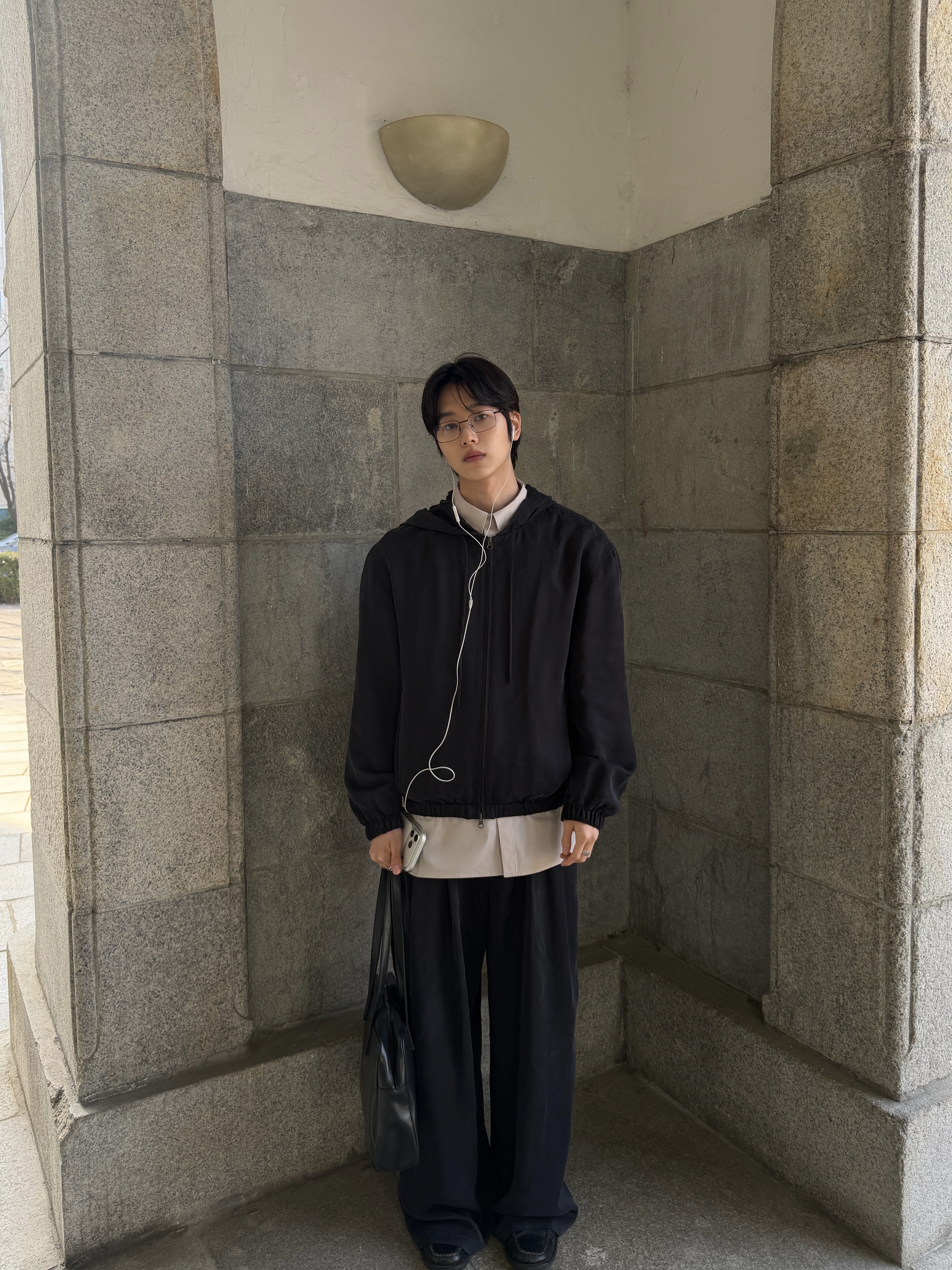Amomento Cupro Hood Zip Up Jumper Black - 26SS, Amomento Men's Cupro Two Tuck Wide Pants Black - 26SS 착용 스타일 - 1