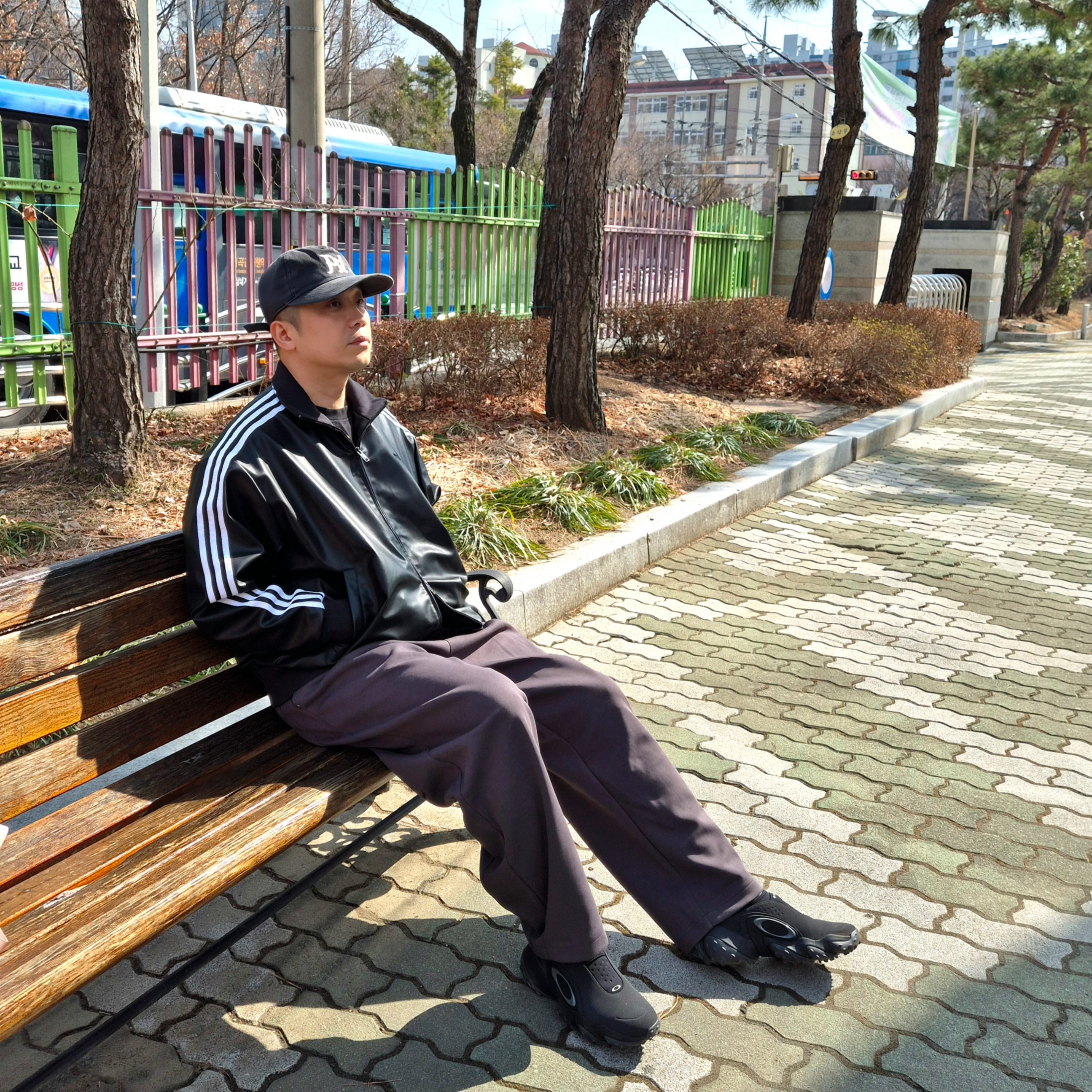 Oakley Edge Icon Blackout, Adidas Pleather 3S Track Top Black - KR Sizing 착용 스타일 - 1