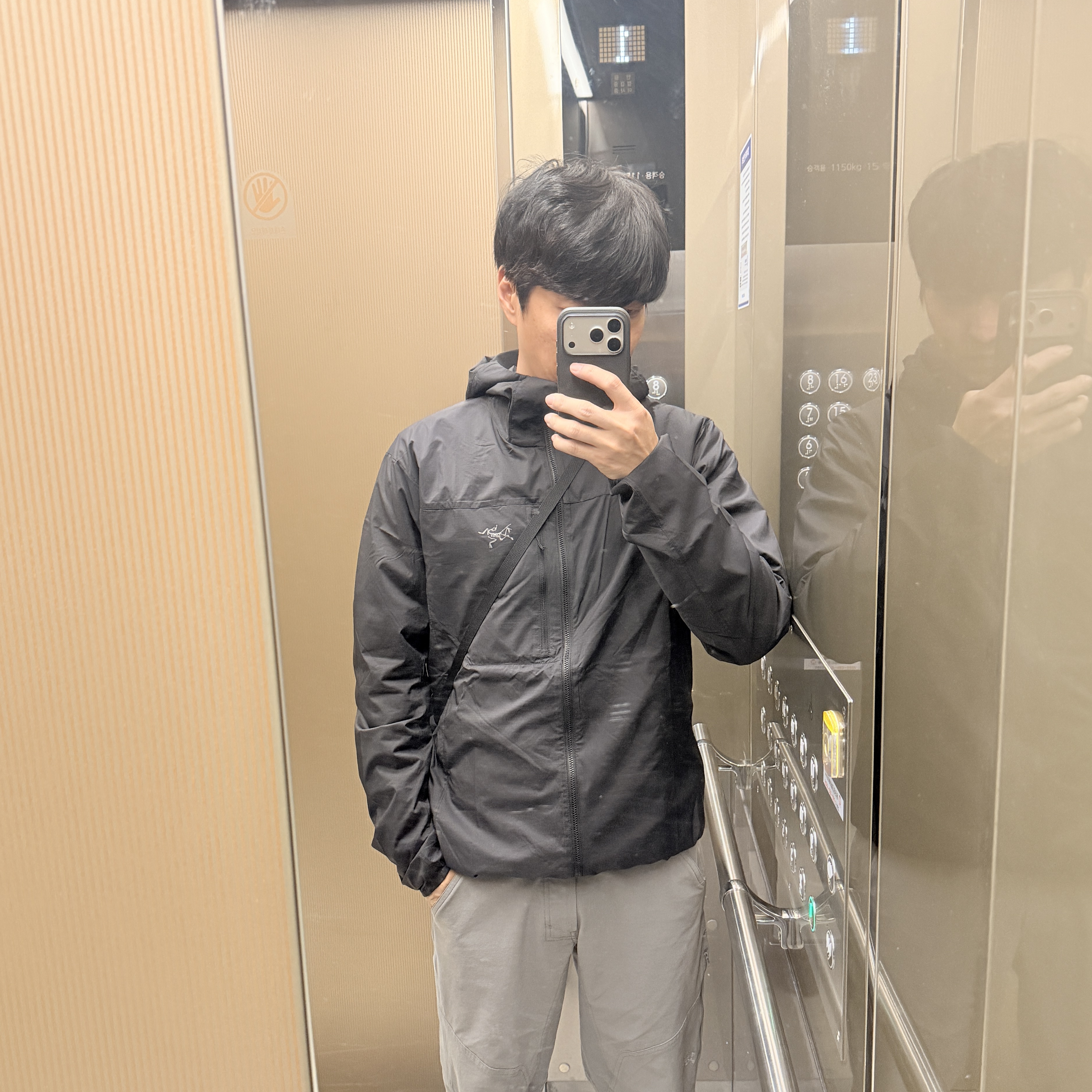 Arc'teryx Heliad 6 Crossbody Bag Black, Arc'teryx Squamish Hoody Black 착용 스타일 - 2