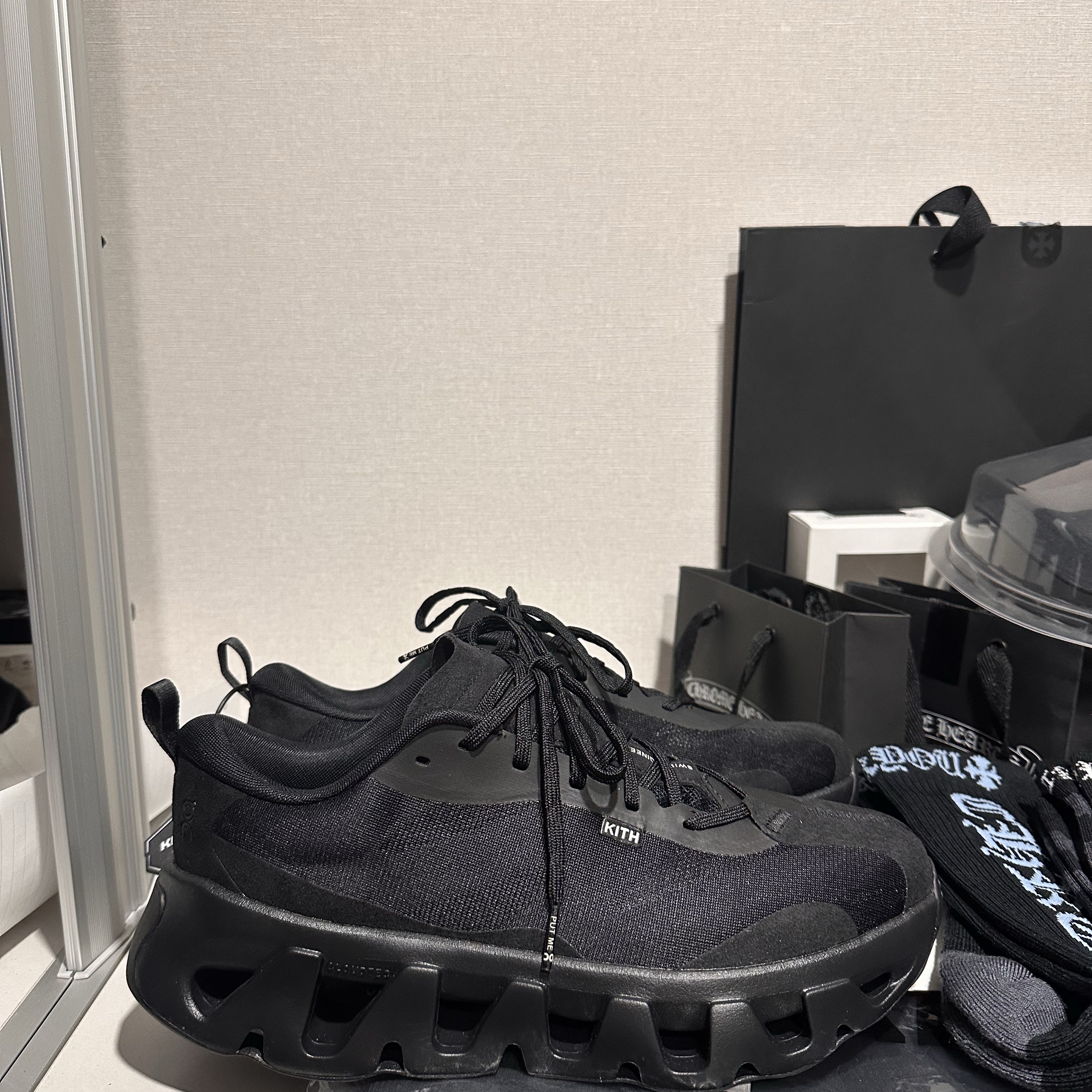 On Running x Kith K-Tech 1 Black 착용 스타일 - 1