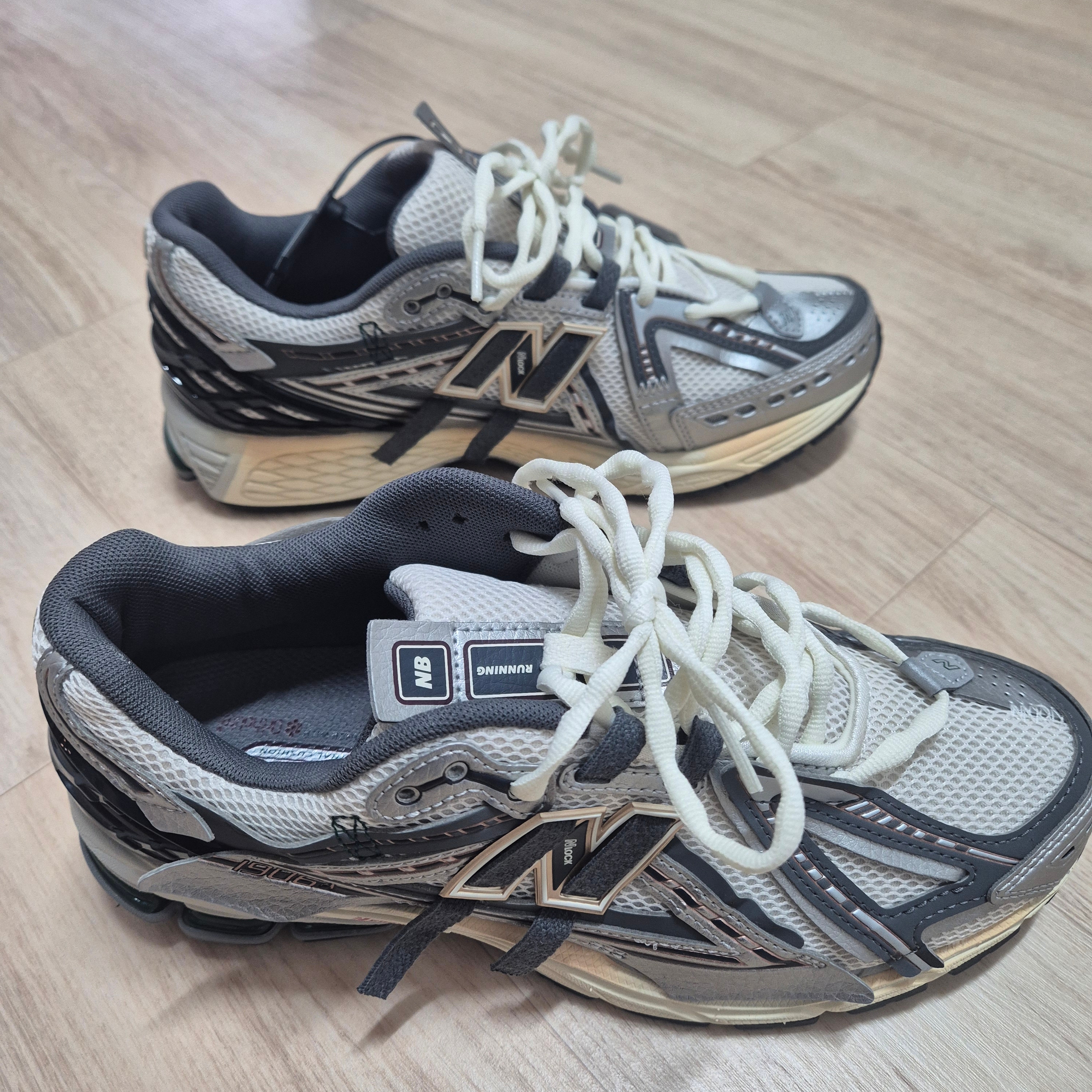 New Balance 1906A Silver Metallic Castlerock 착용 스타일