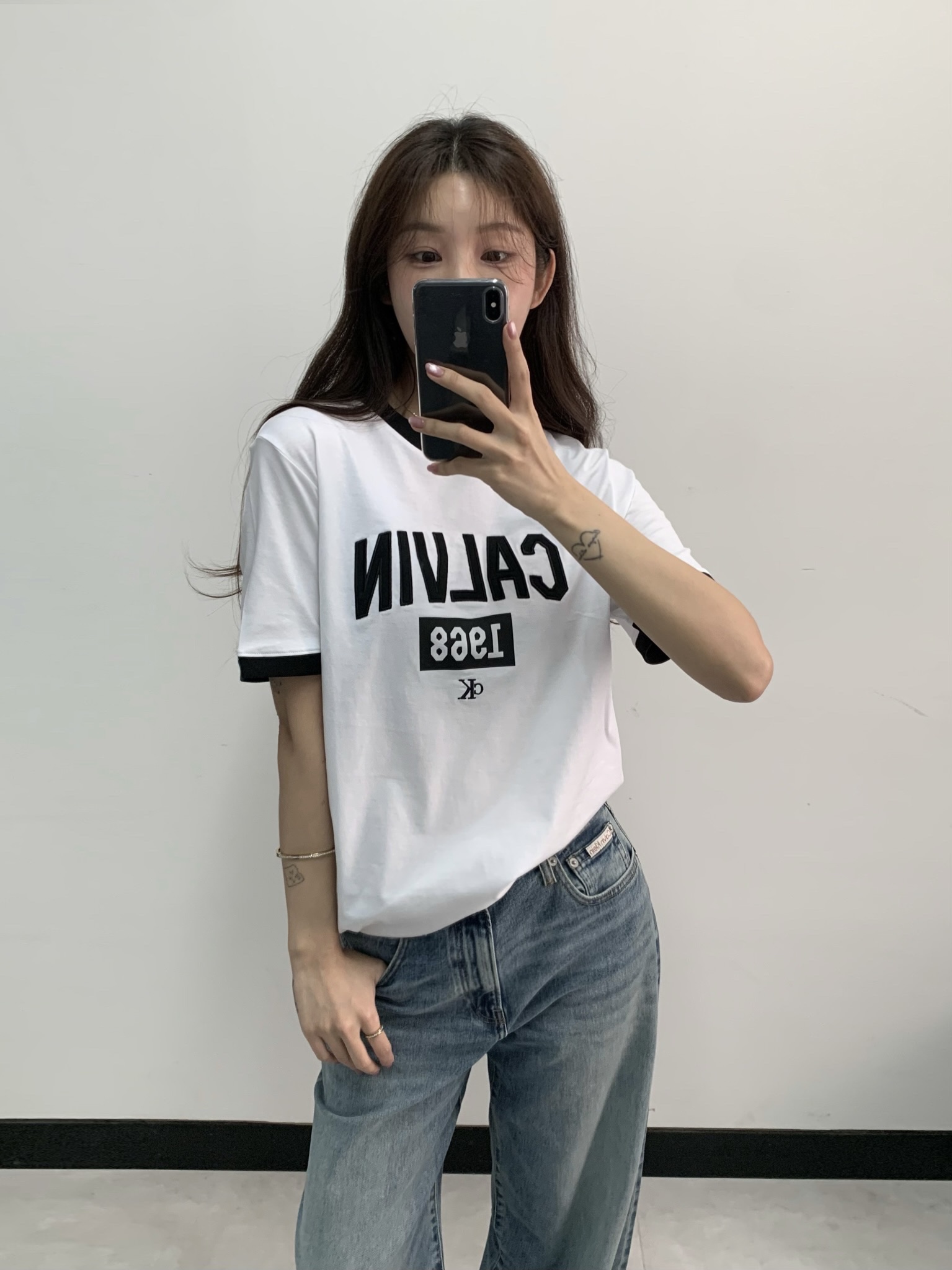 Calvin Klein Logo Crewneck T-Shirt Brilliant White 착용 스타일 - 1