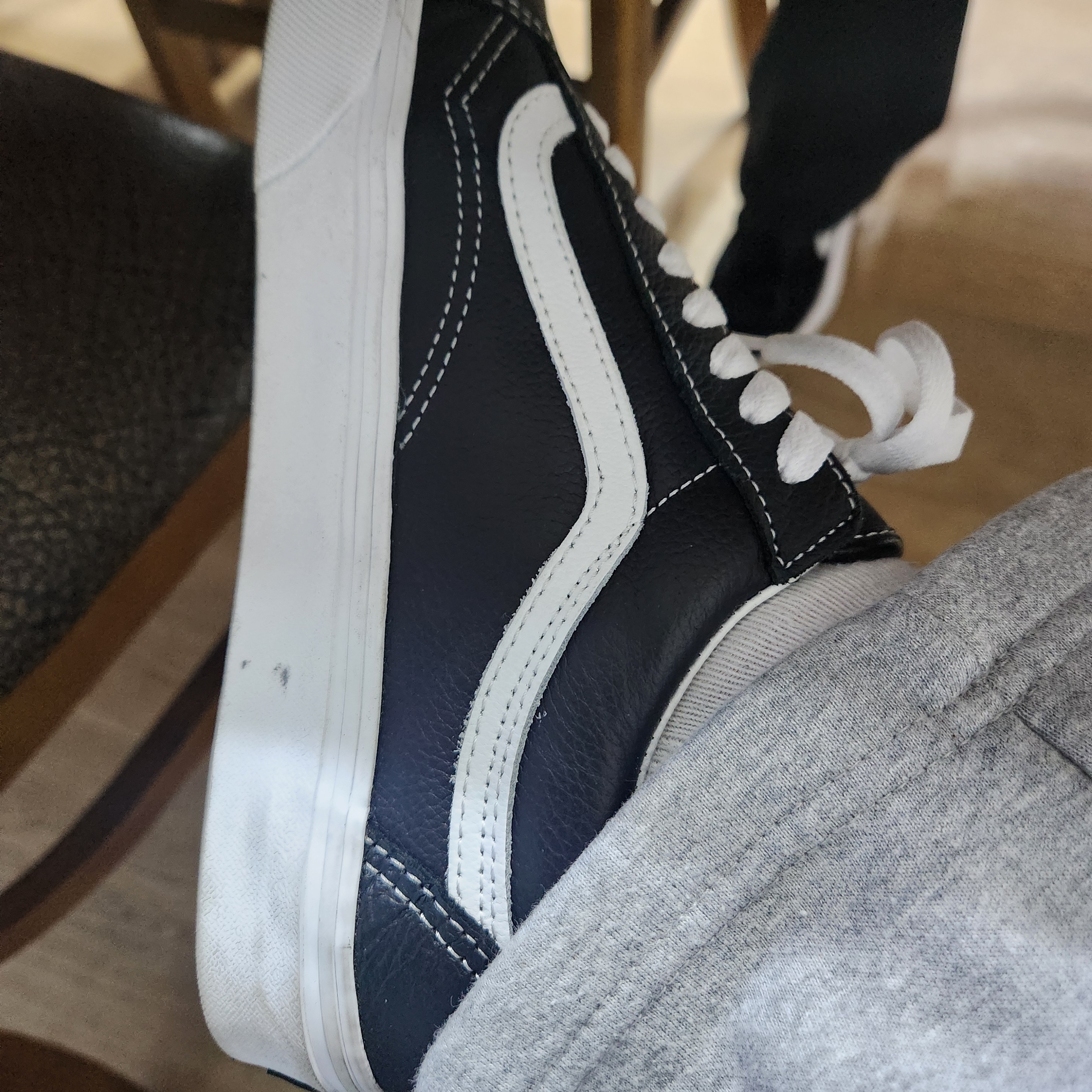 Nike Revolution 7 Black White, Vans Leather Old Skool Black 착용 스타일