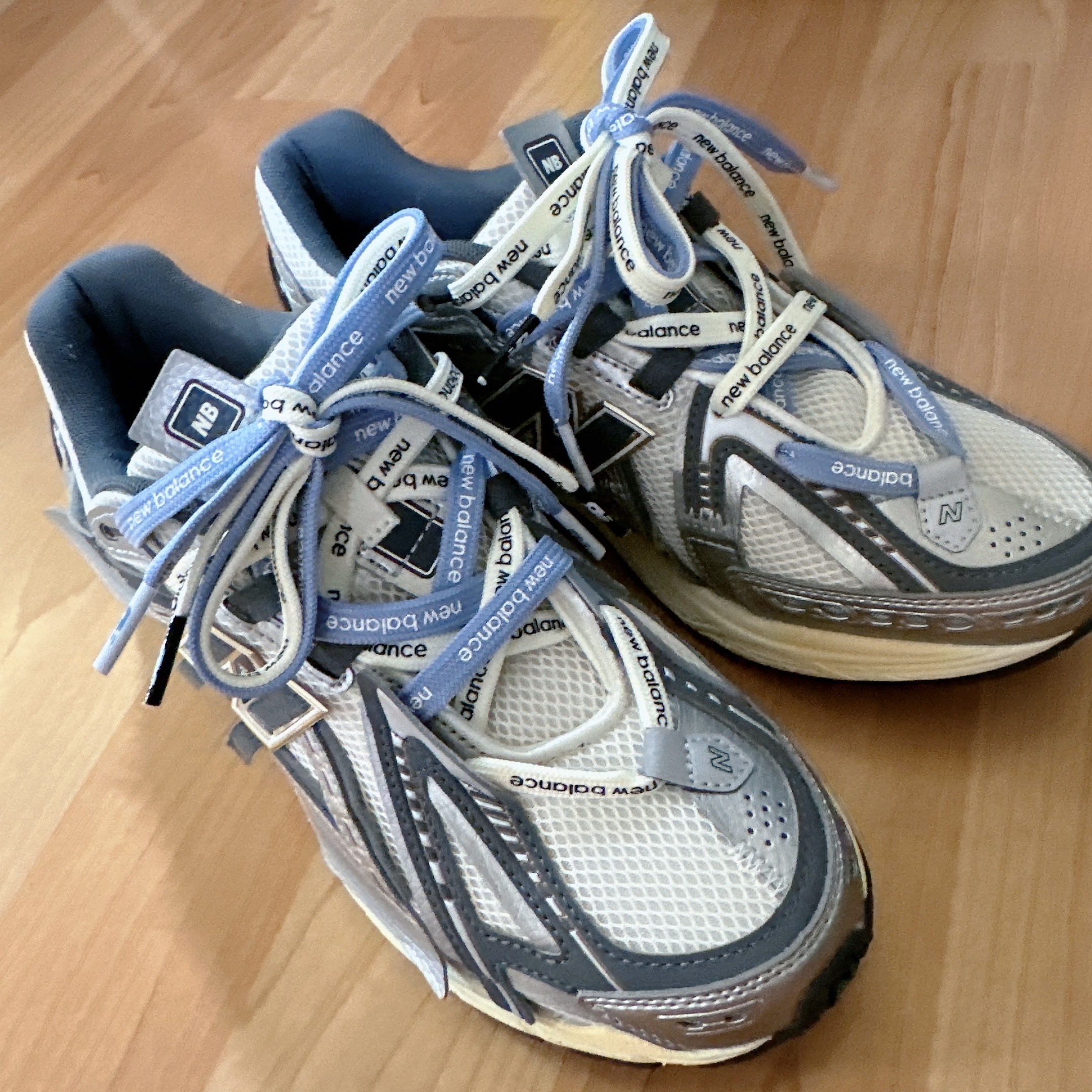 New Balance 1906A Silver Metallic Castlerock 착용 스타일