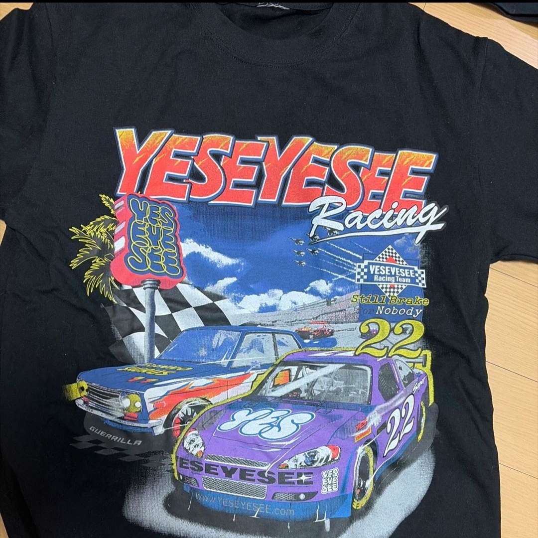 YESEYESEE Racing Tee Black 착용 스타일
