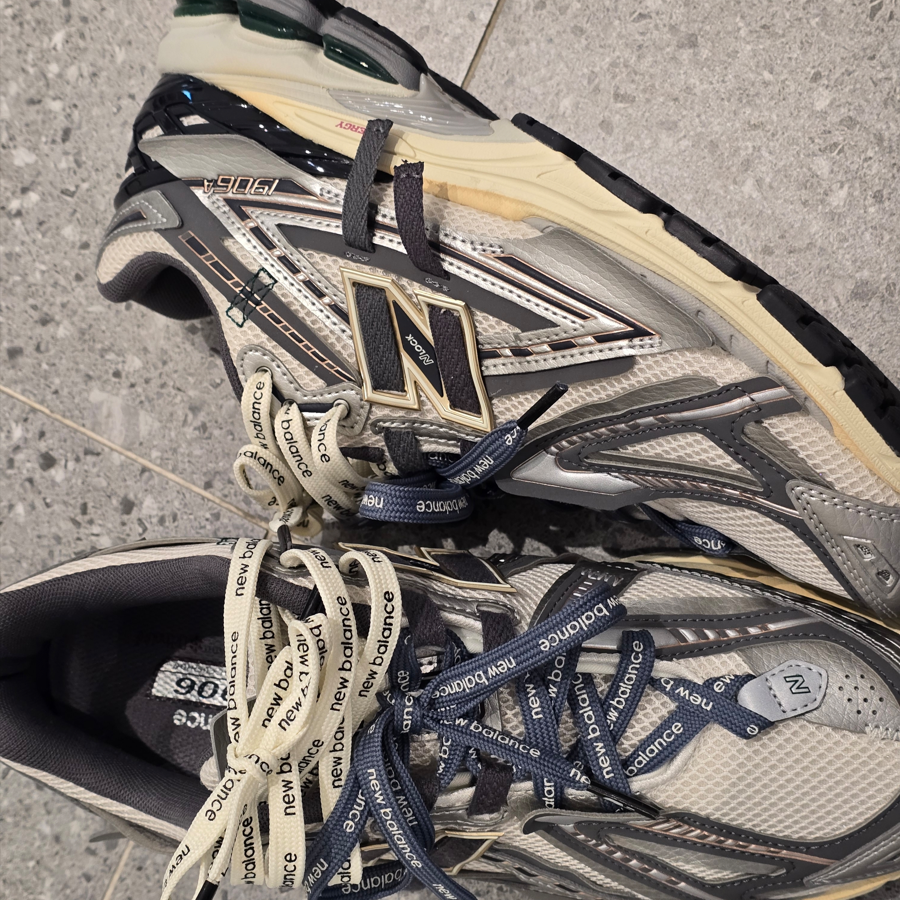 New Balance 1906A Silver Metallic Castlerock 착용 스타일 - 1