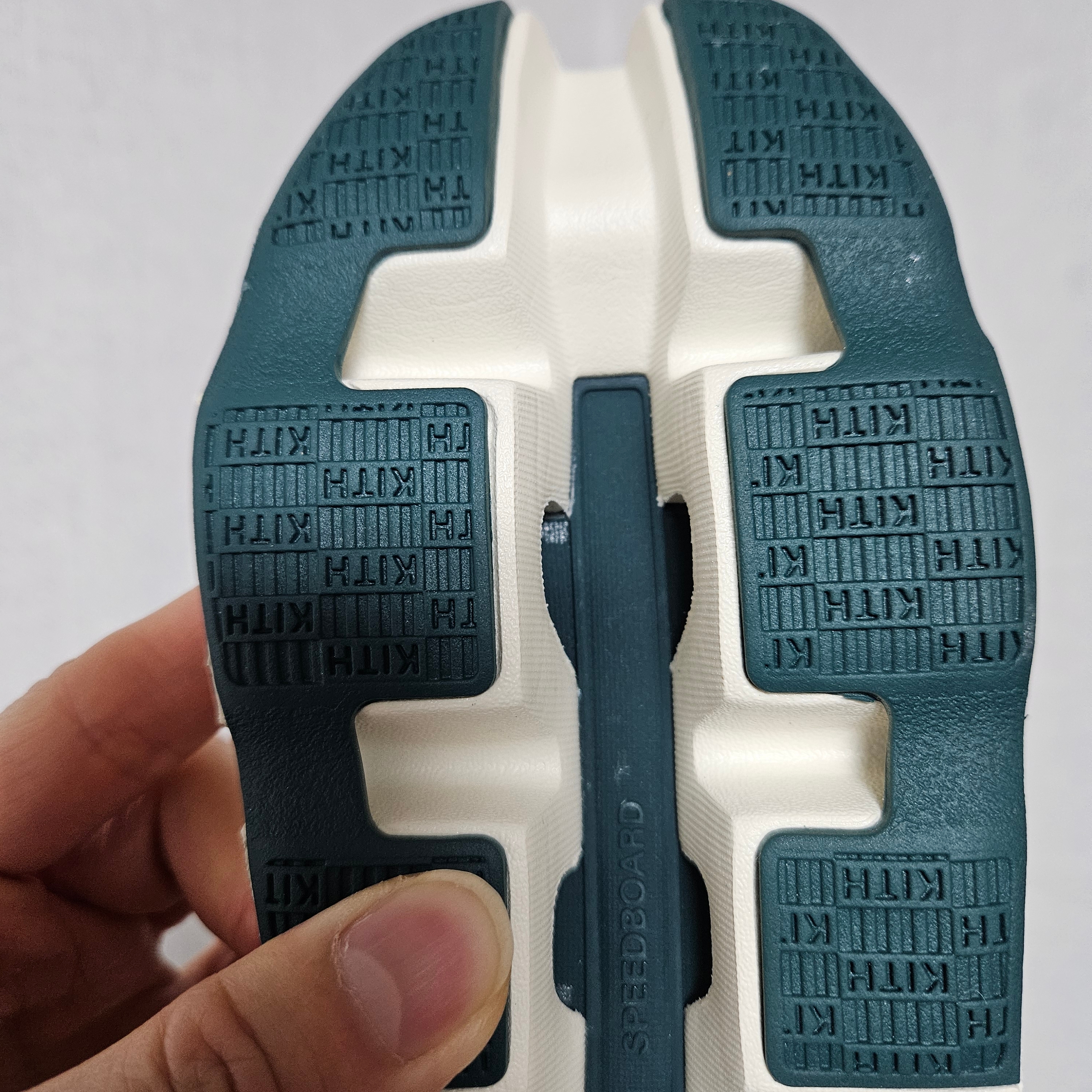 On Running x Kith K-Tech 1 Tofu Sea Moss 착용 스타일 - 4