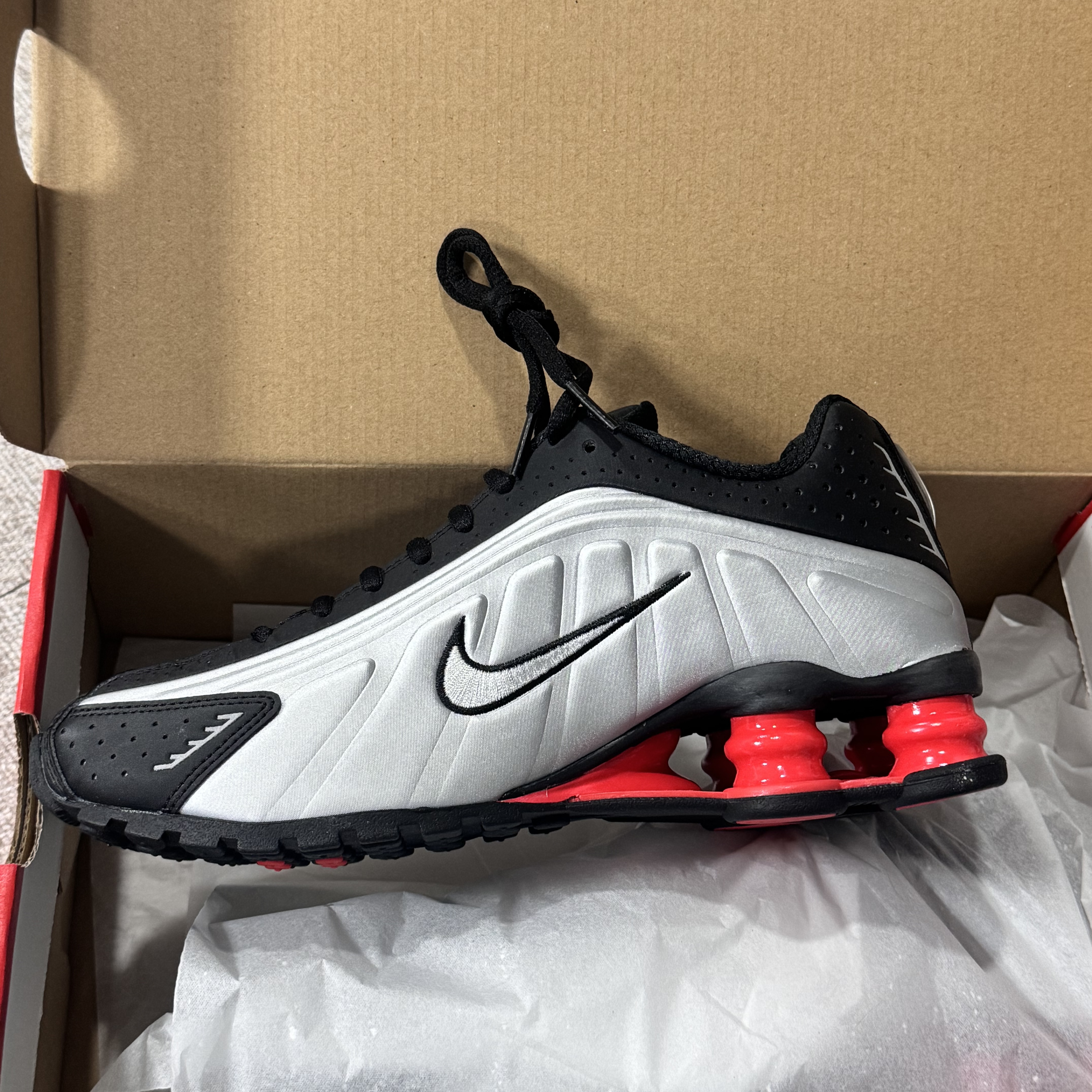 (W) Nike Shox R4 OG Black Light Crimson 착용 스타일