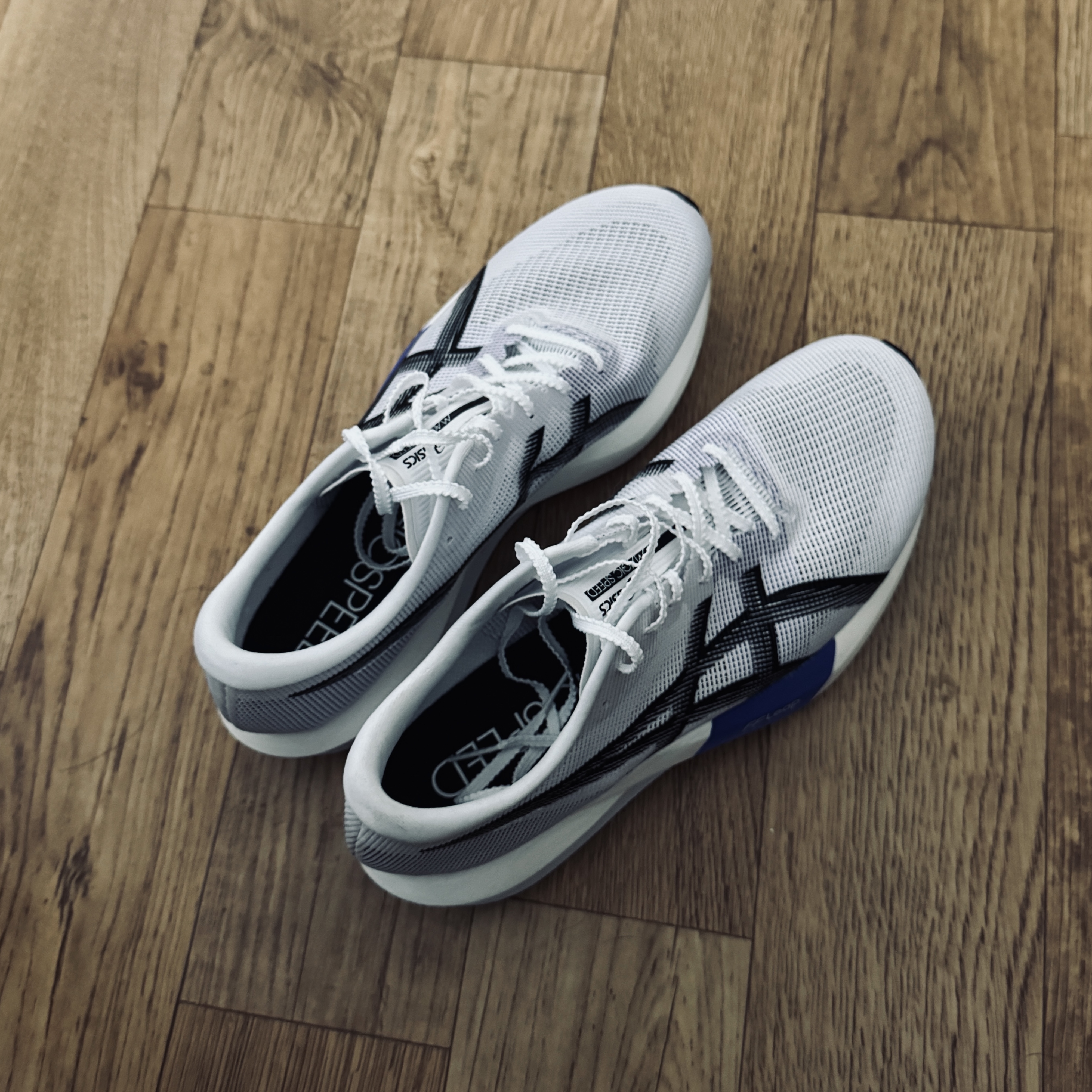 Asics Magic Speed 5 White Black 착용 스타일 - 1
