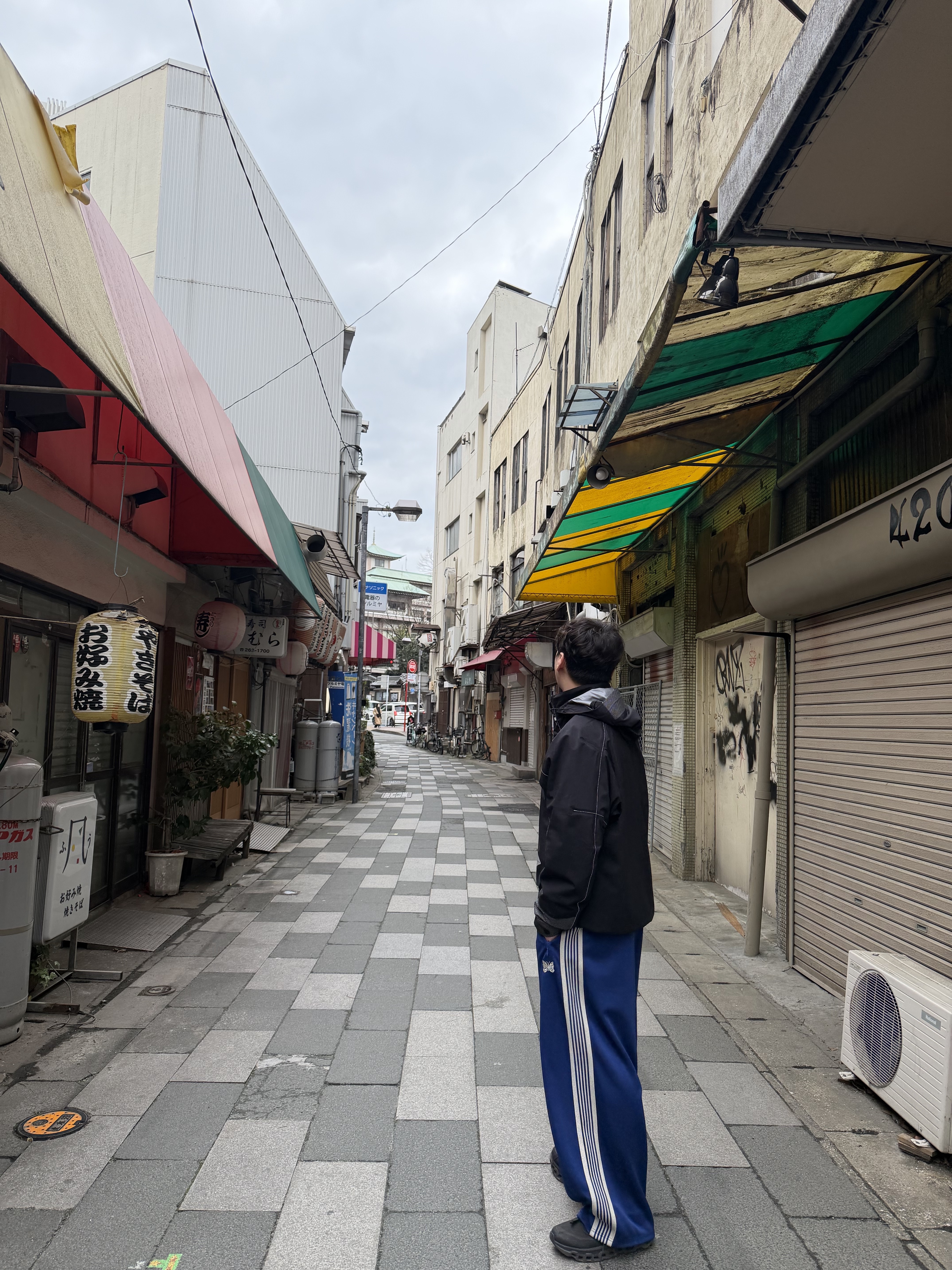 And Wander Pertex Shield Rain Jacket Black, Needles x Beaver H.D. Track Pants Poly Smooth Royal 착용 스타일 - 2