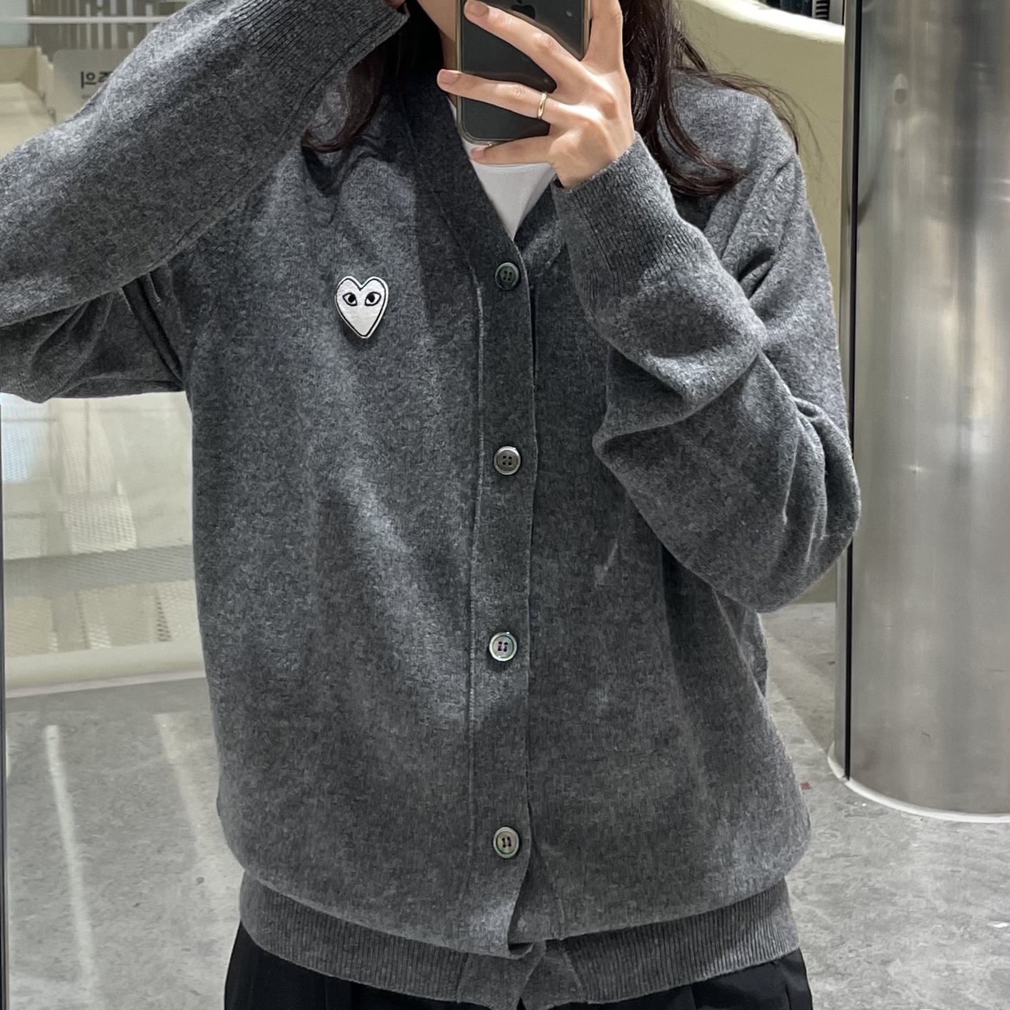 Play Comme des Garcons White Heart Knit Cardigan Grey 착용 스타일