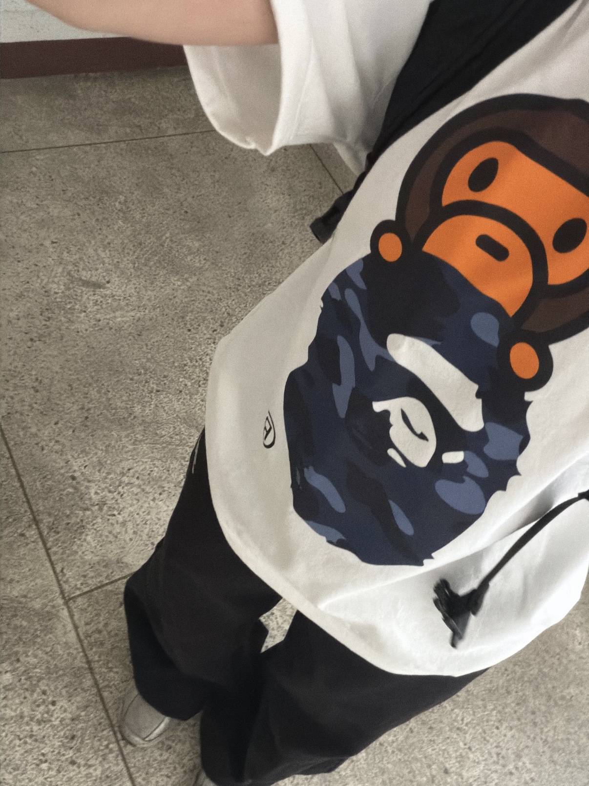 (W) BAPE Color Camo Milo On Ape Head T-Shirt White Navy 착용 스타일