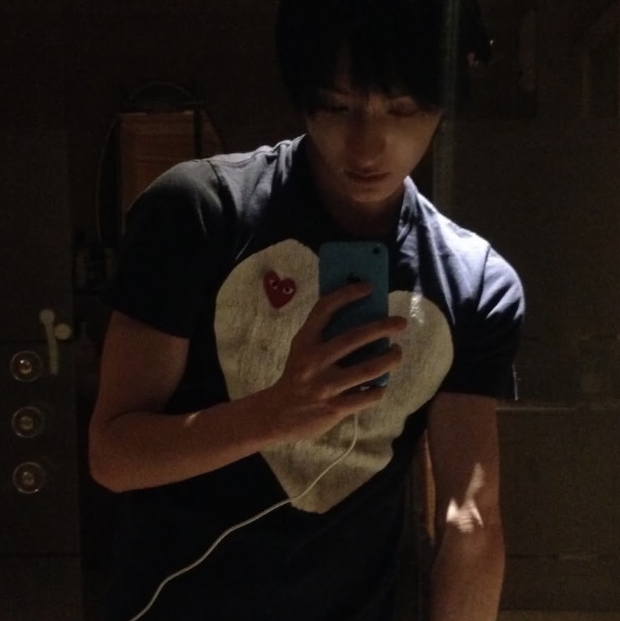Play Comme des Garcons Red Heart Printed White Heart T-Shirt Navy 착용 스타일 - 3