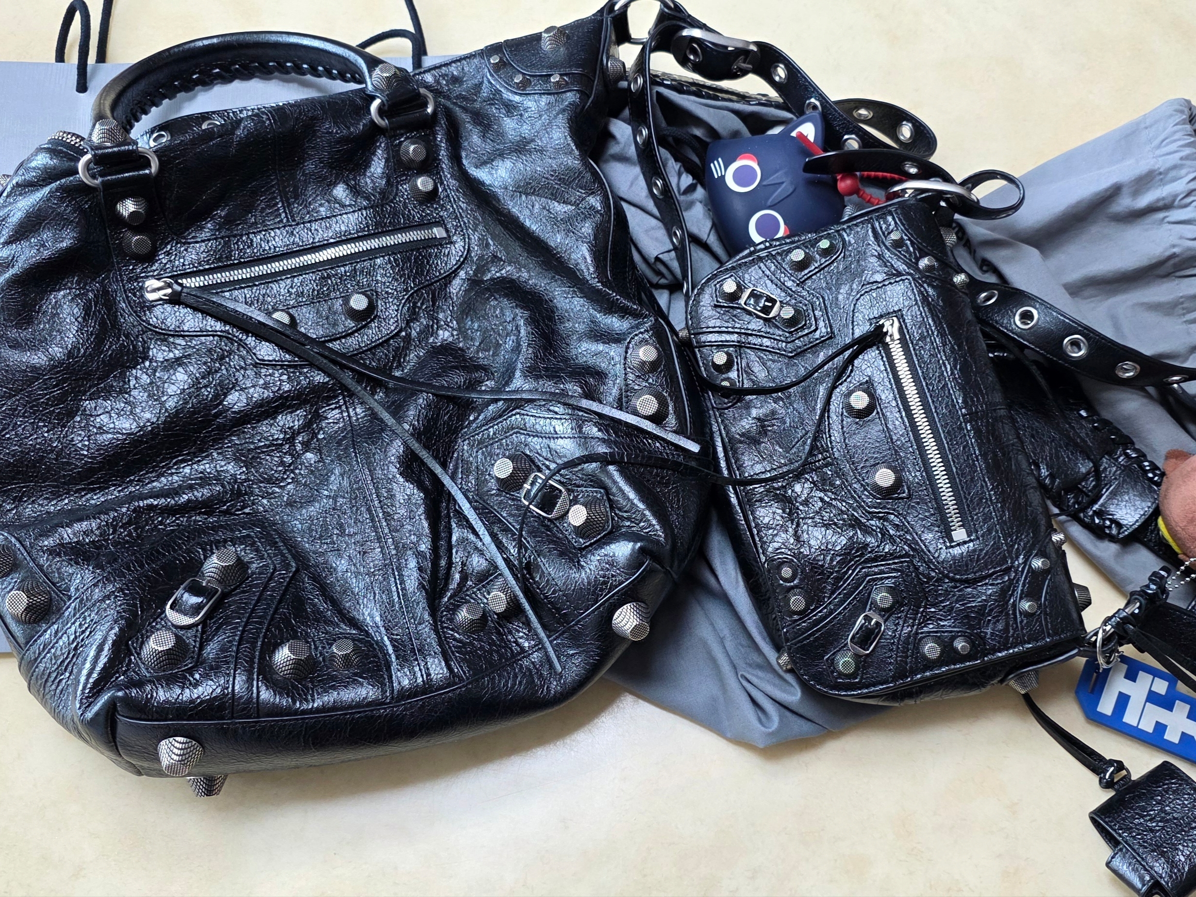 Balenciaga Arena Lambskin Aged Silver Hardware Le Cagole Medium Tote Bag Black, Balenciaga Arena Lambskin Aged Silver Hardware Le Cagole XS Flap Bag Black 착용 스타일 - 2