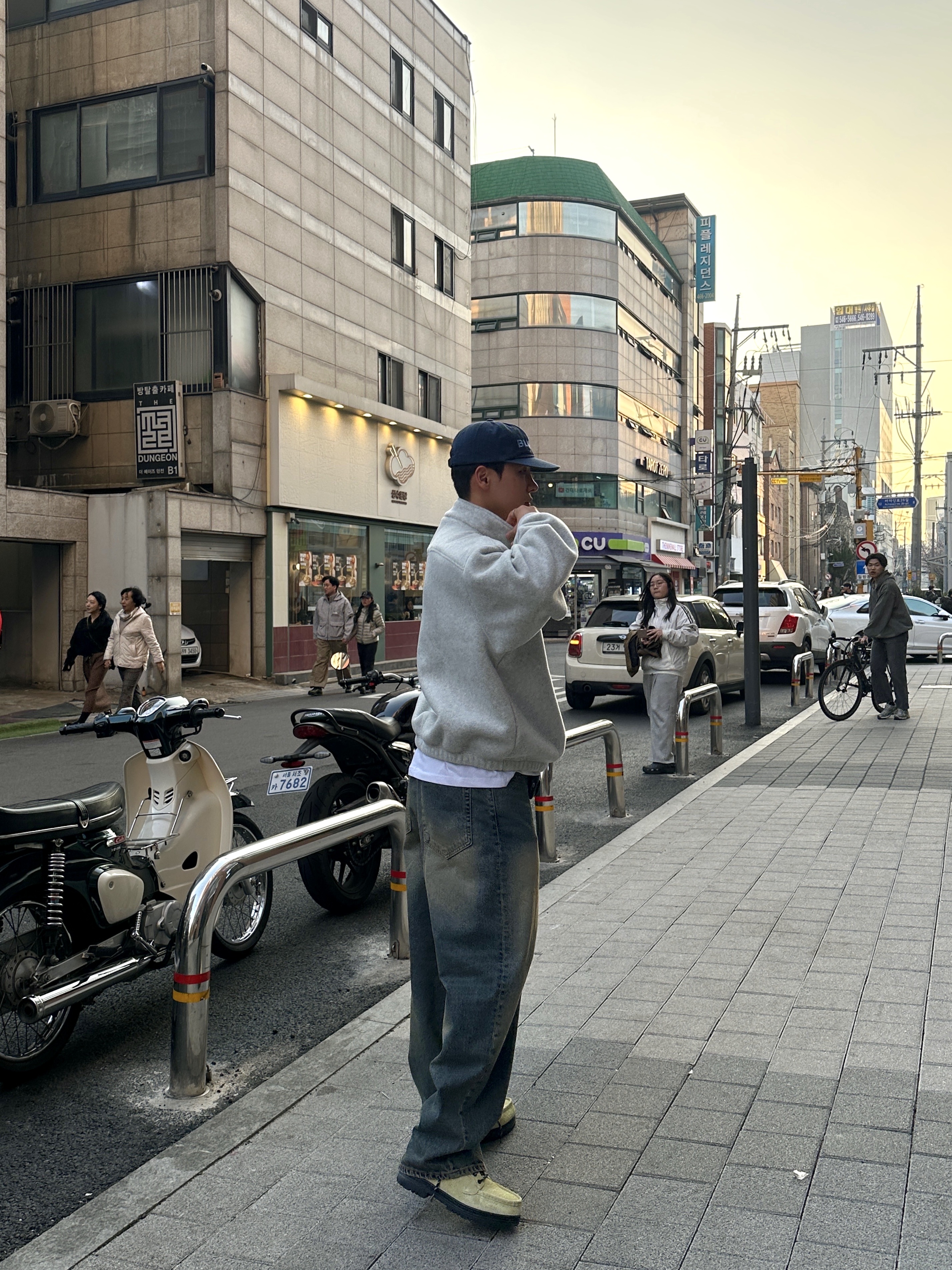 Nonnod Half Zip Fleece Cloud White, Undermycar Mu.26 Anti Fxxking Logo Play Brush Washed Wide Jeans Oil Blue 착용 스타일 - 4