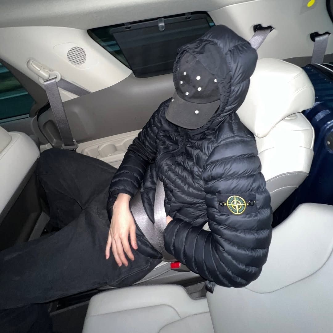 Stone Island 40324 Loom Woven Chambers Recycled Nylon Down-TC Light Hooded Down Jacket Black - 24FW 착용 스타일 - 2