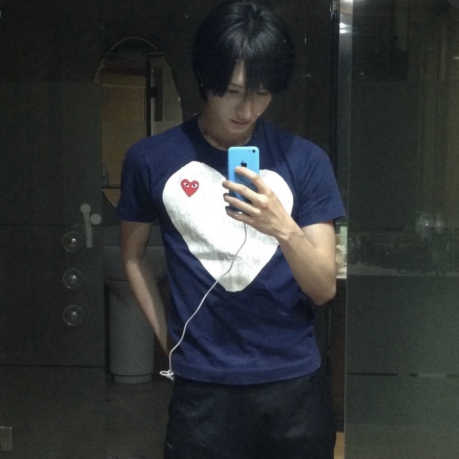 Play Comme des Garcons Red Heart Printed White Heart T-Shirt Navy 착용 스타일 - 1