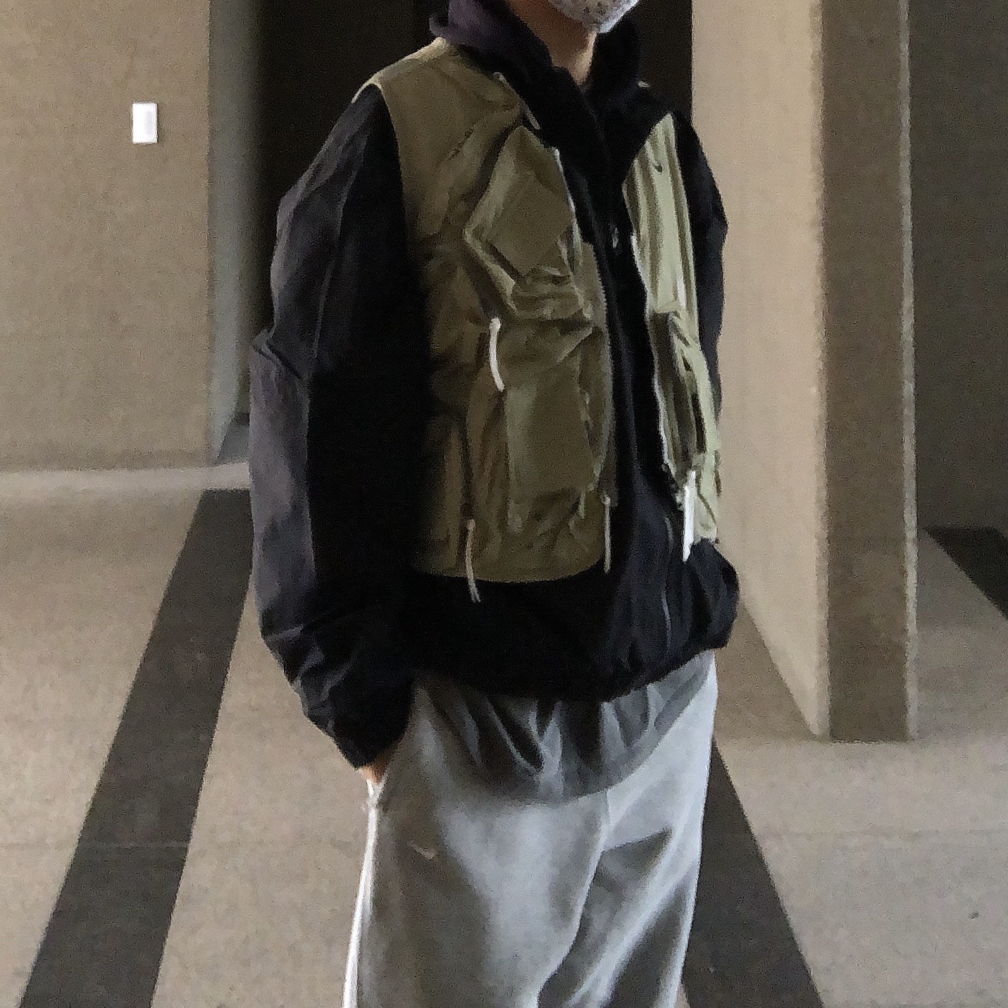 Nike NRG ISPA Utility Vest Medium Khaki 착용 스타일 - 3
