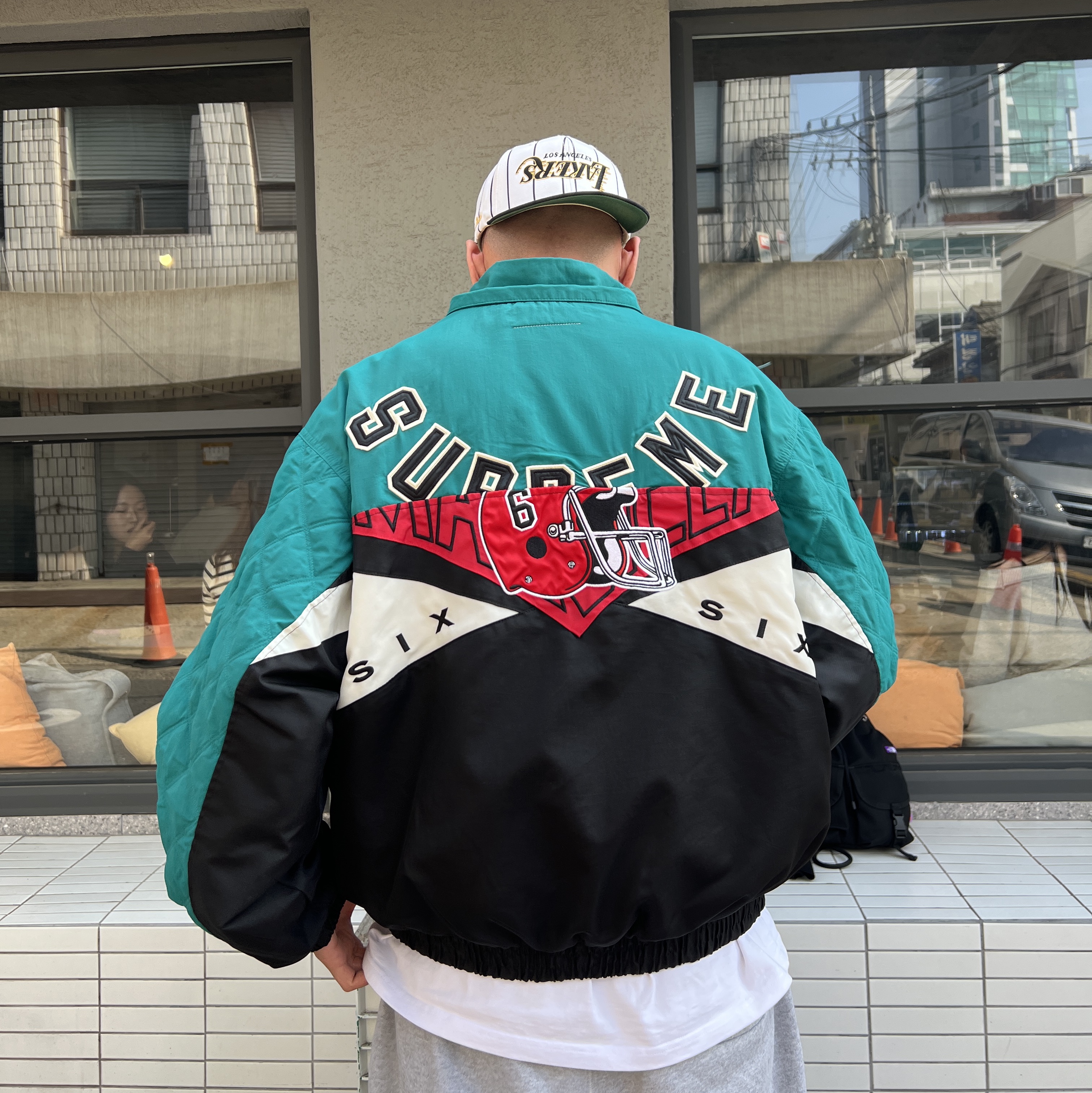 Supreme x MM6 Maison Margiela Split Stadium Jacket Black - 26SS, Corteiz Mini Island Sweatpant Heather Grey 착용 스타일 - 5