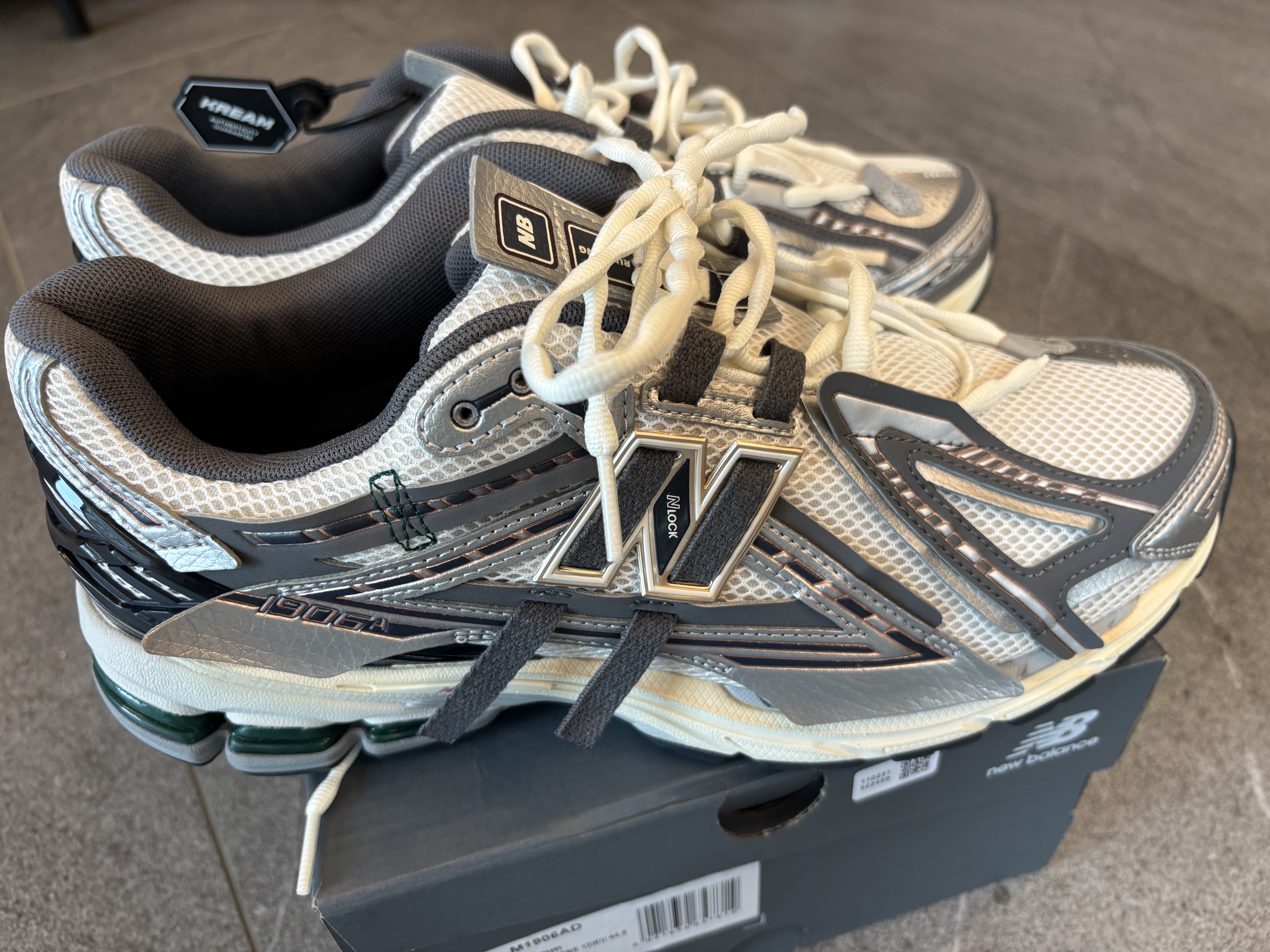 New Balance 1906A Silver Metallic Castlerock 착용 스타일 - 2