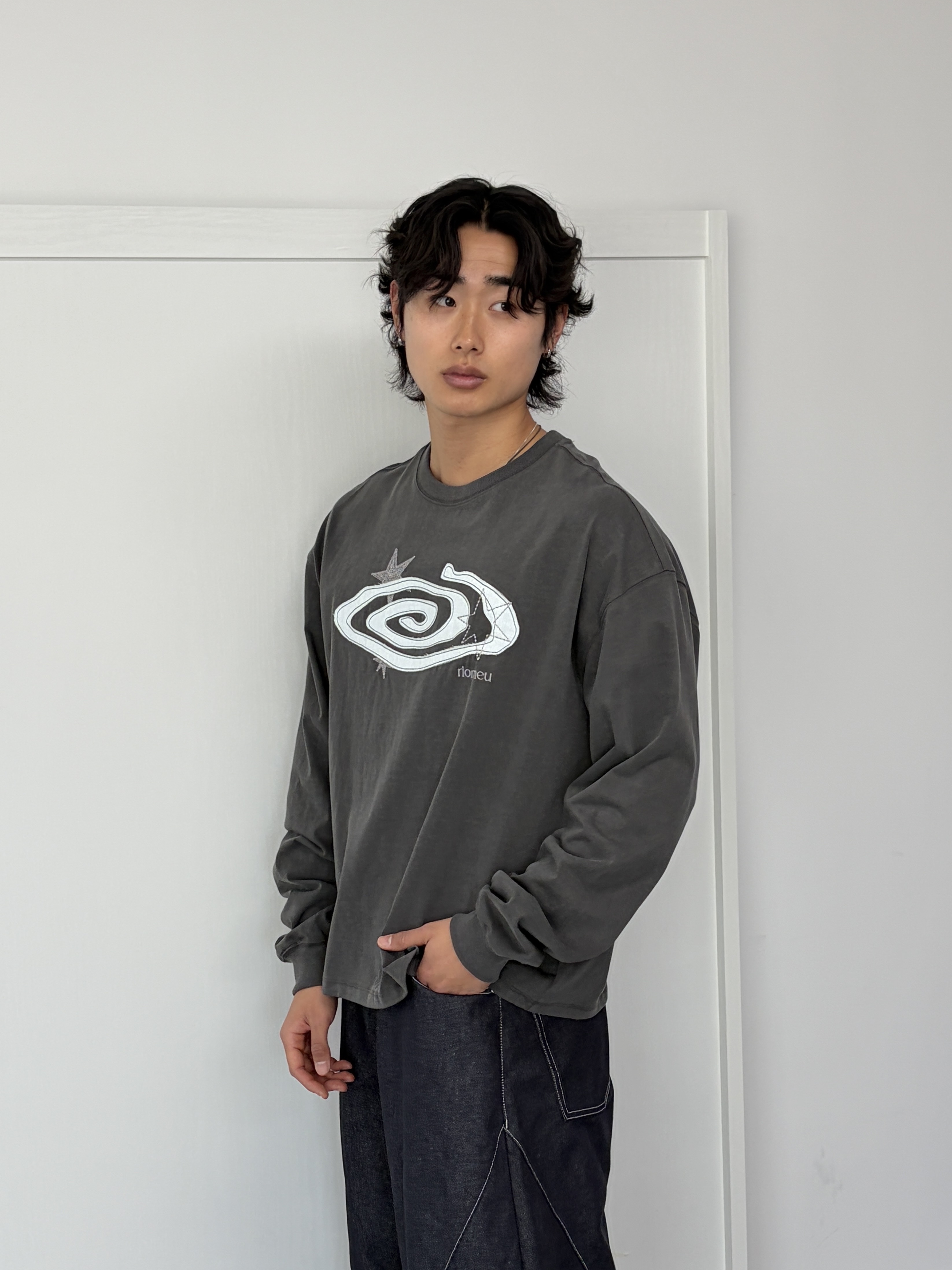 Riomeu Denim Appliqué Long Sleeve T-shirt Charcoal 착용 스타일 - 3