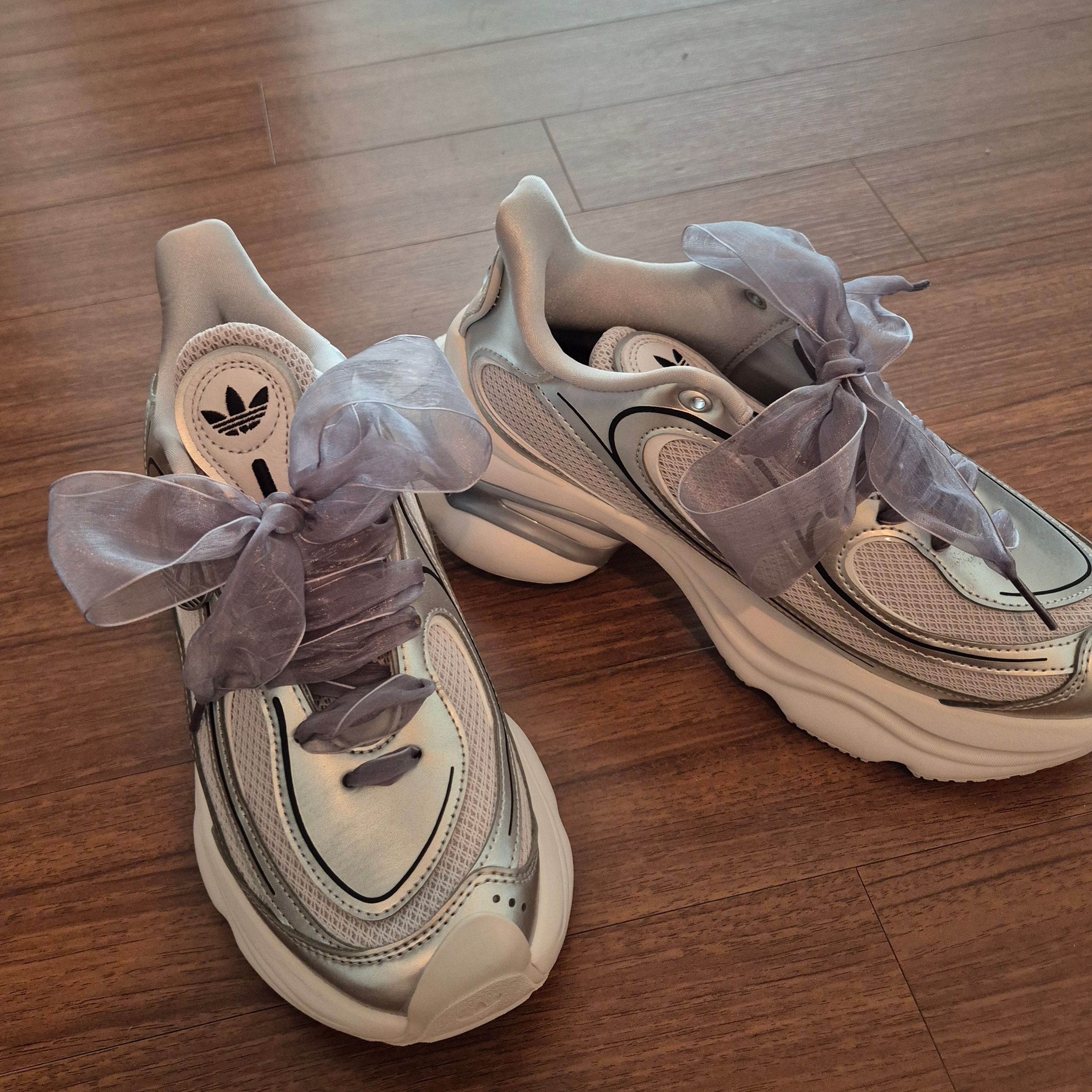 (W) Adidas Ozvenuz Silver Metallic Grey One 착용 스타일 - 2