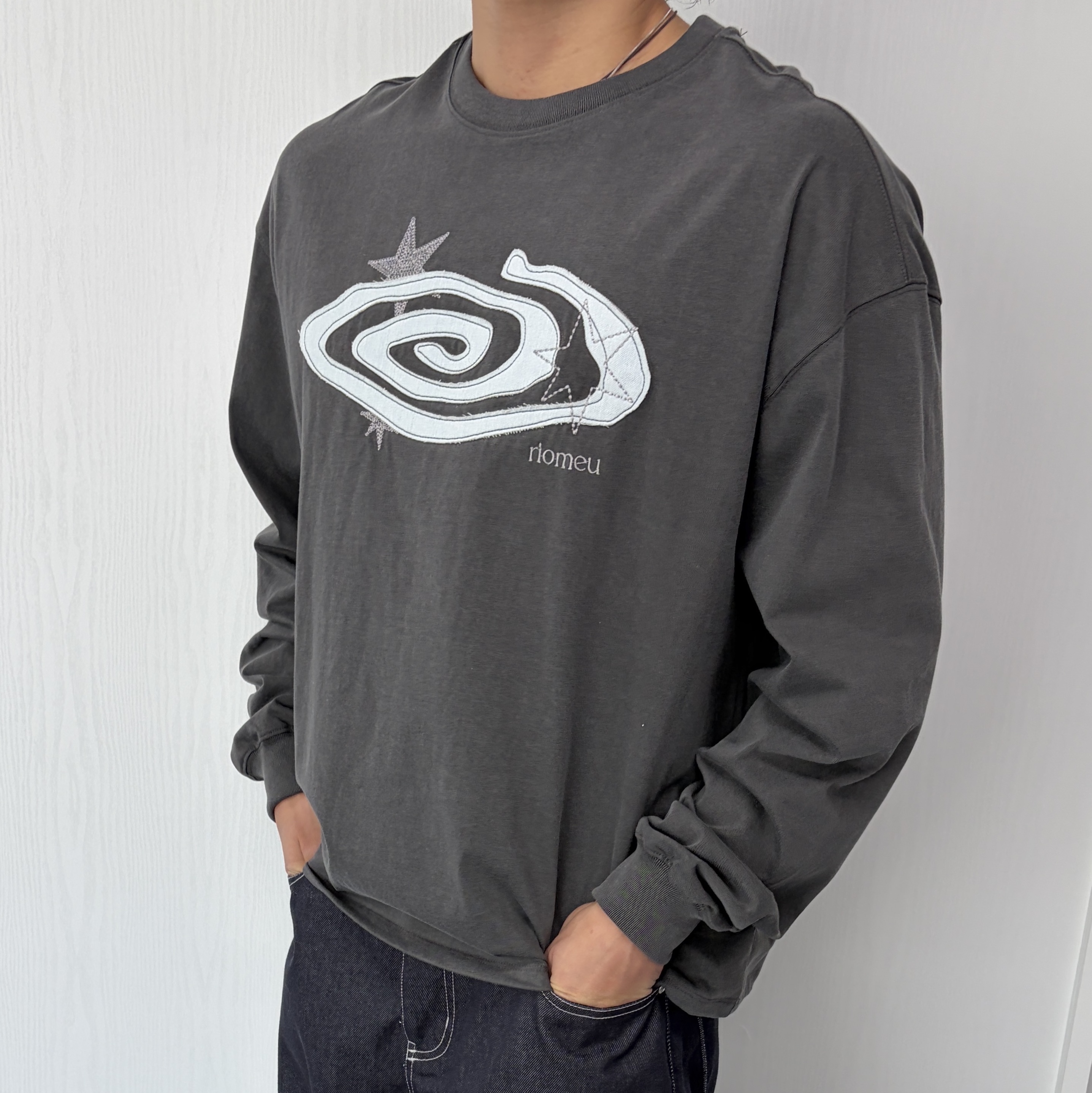 Riomeu Denim Appliqué Long Sleeve T-shirt Charcoal 착용 스타일 - 5