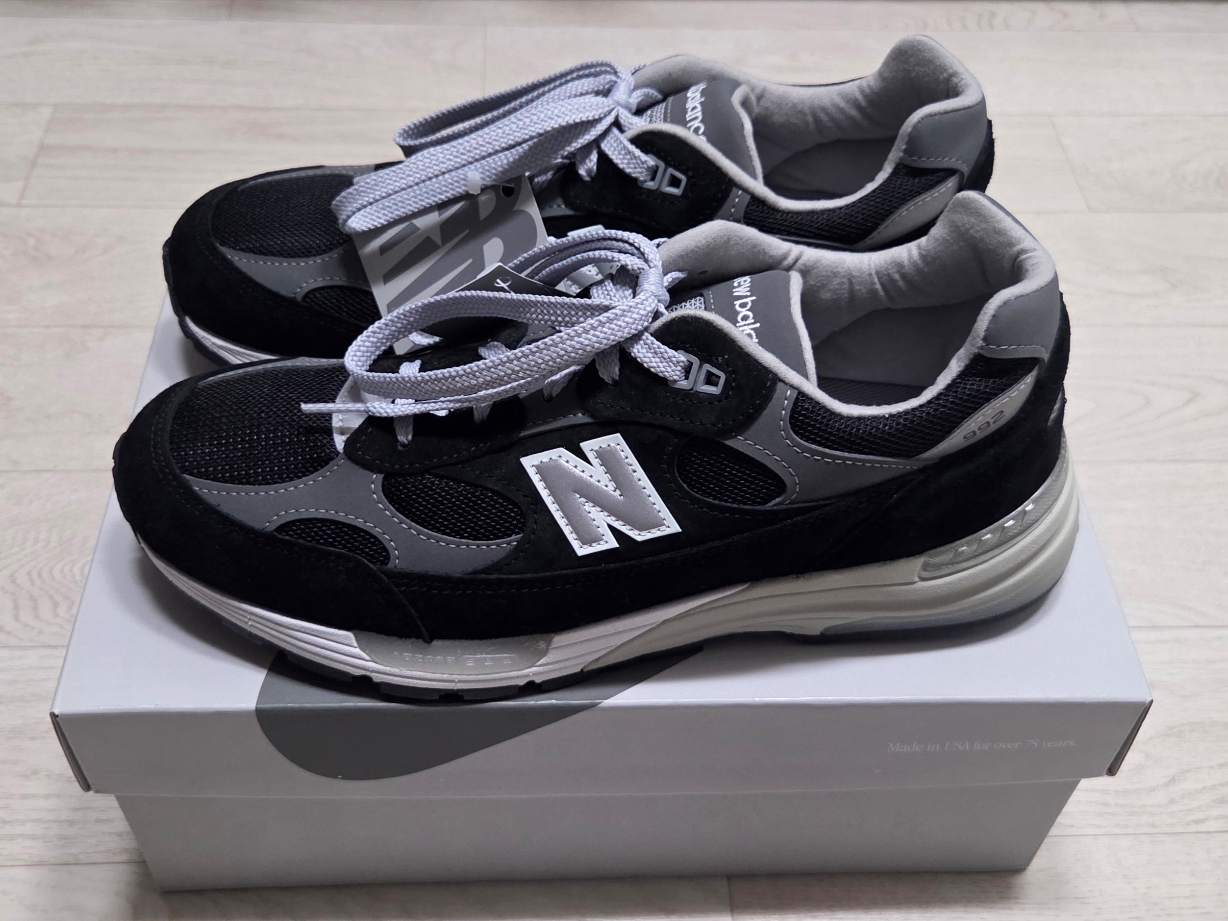 New Balance 992 Made in USA Moonrock Mushroom, New Balance 992 Made in USA Core Grey Silver Metallic 착용 스타일 - 3