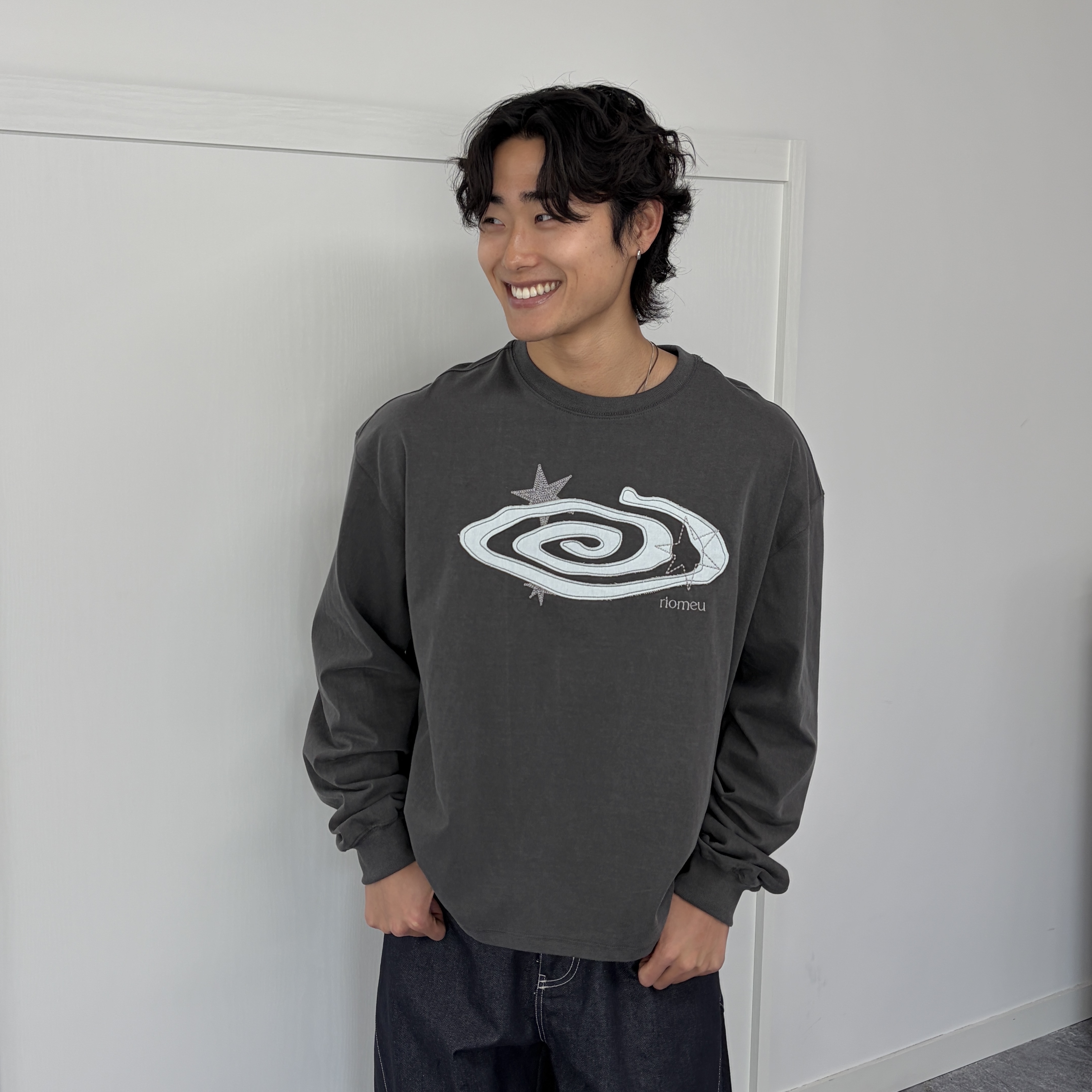 Riomeu Denim Appliqué Long Sleeve T-shirt Charcoal 착용 스타일 - 4