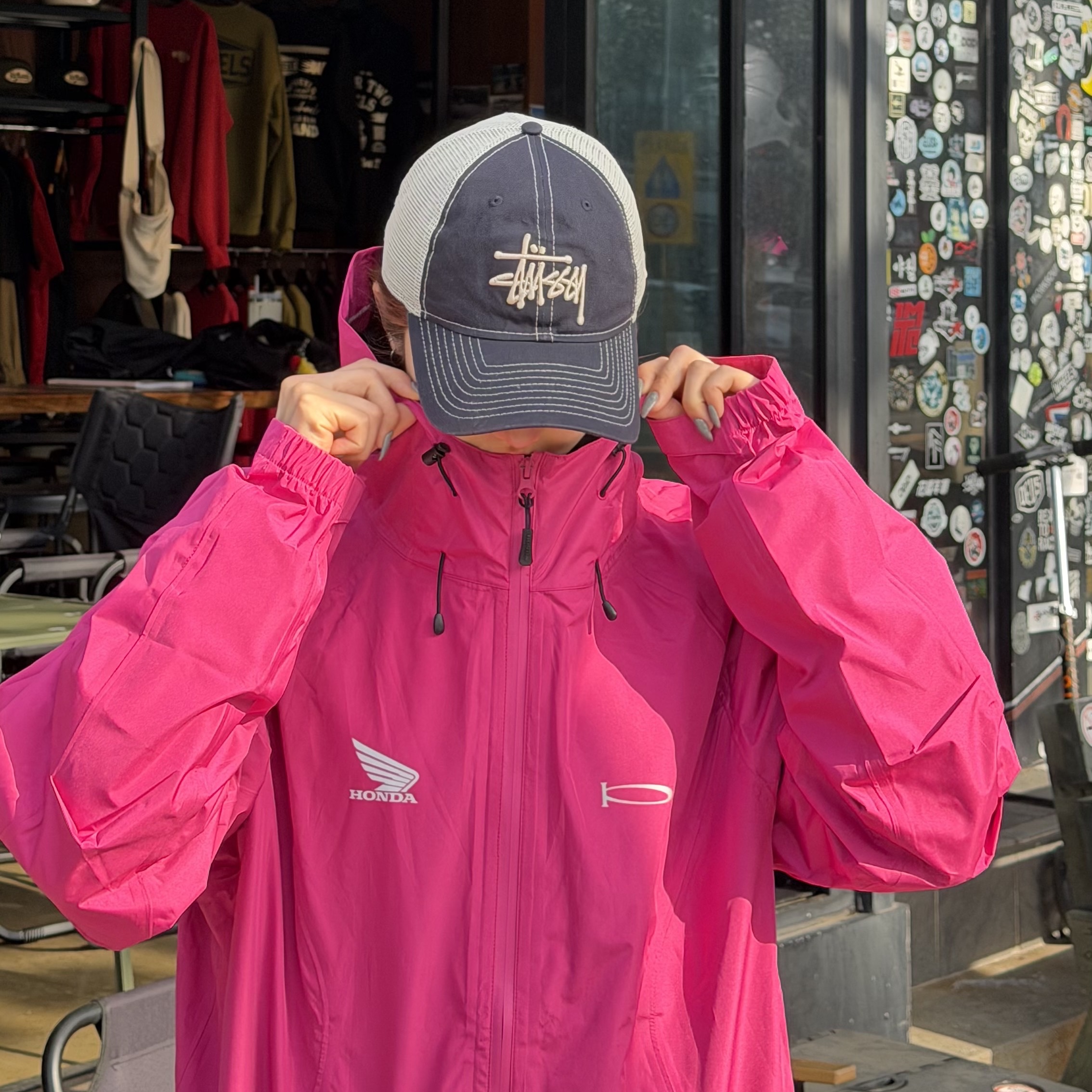 Honda Wind Shell Jacket Pink 착용 스타일 - 1