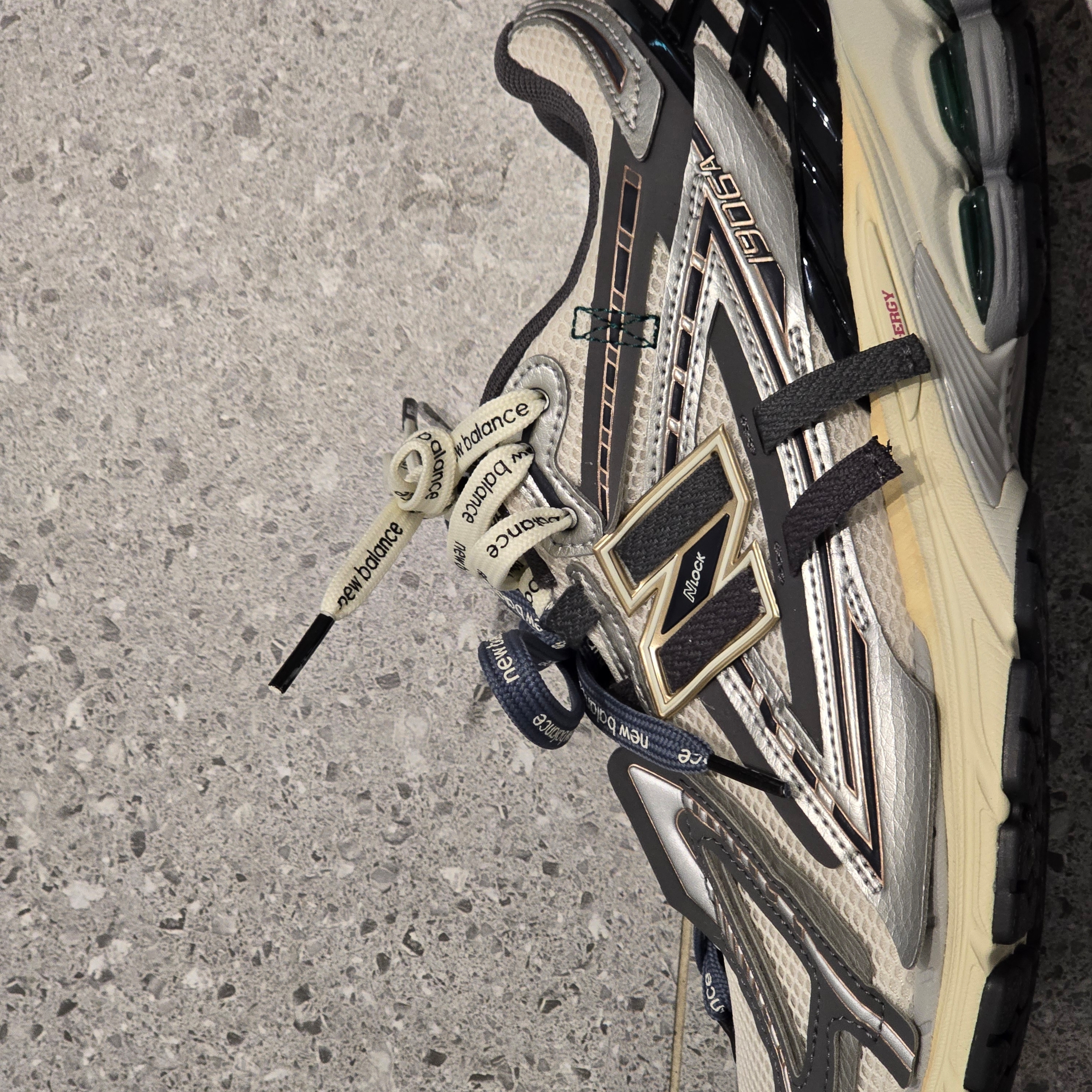 New Balance 1906A Silver Metallic Castlerock 착용 스타일 - 2