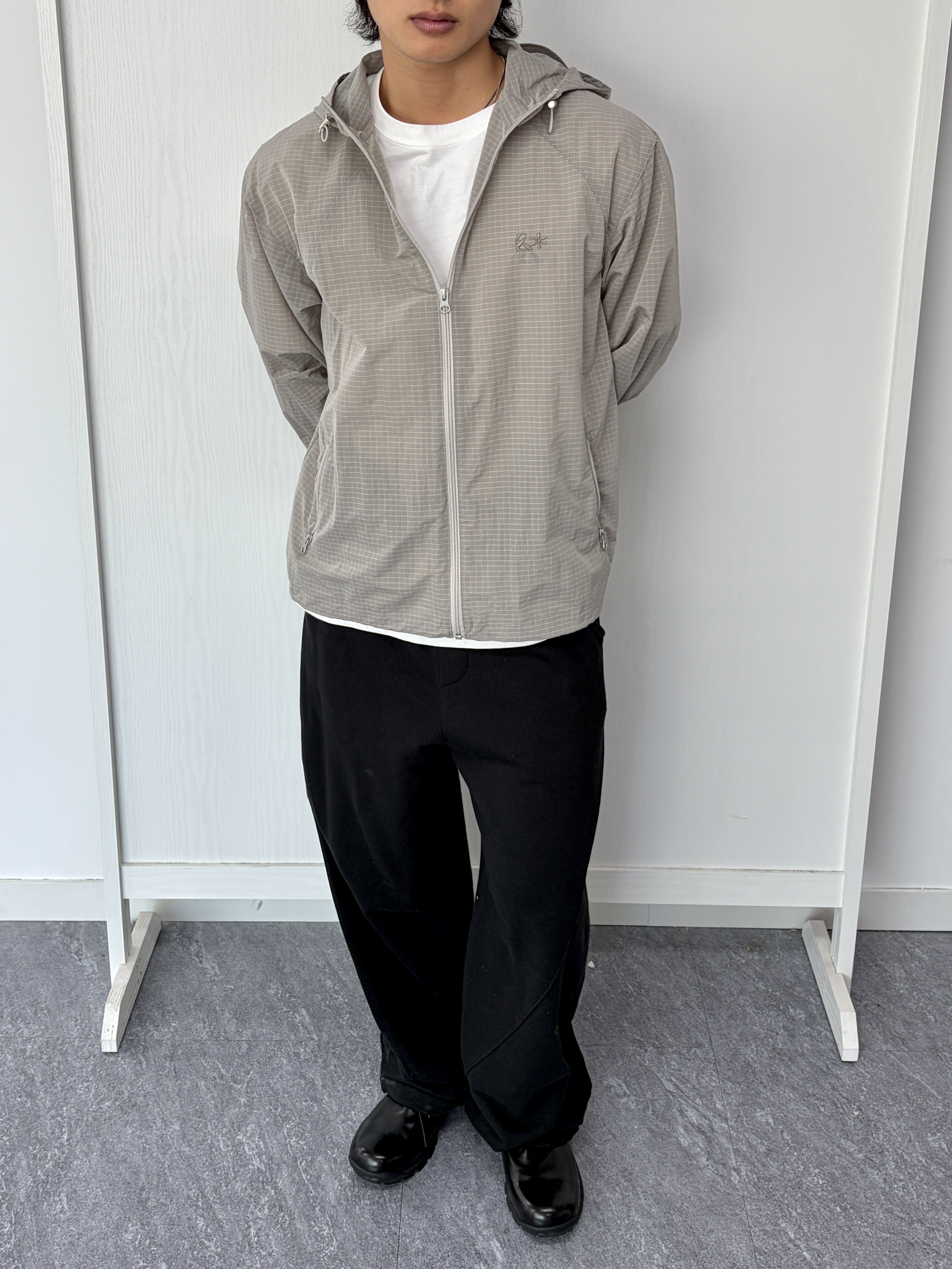 Riomeu Unbal Curved Line Windbreaker Jacket Gray, Riomeu Curved Balloon Sweatpants Black 착용 스타일 - 1