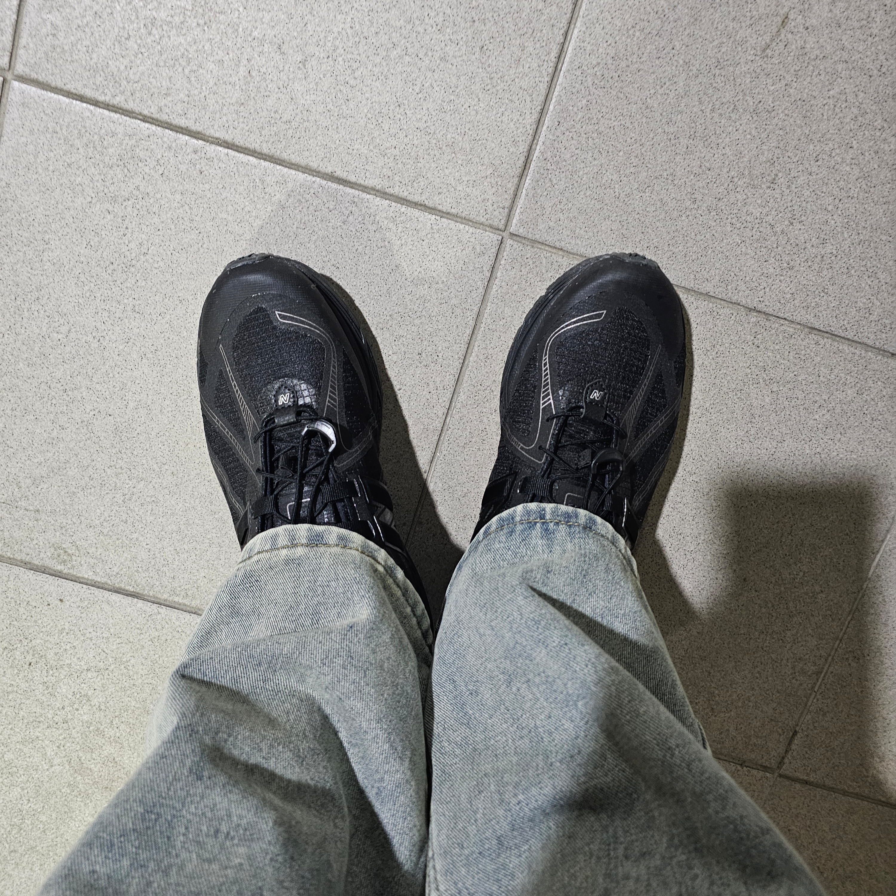 New Balance 1906R Black Dark Silver Metalic 착용 스타일