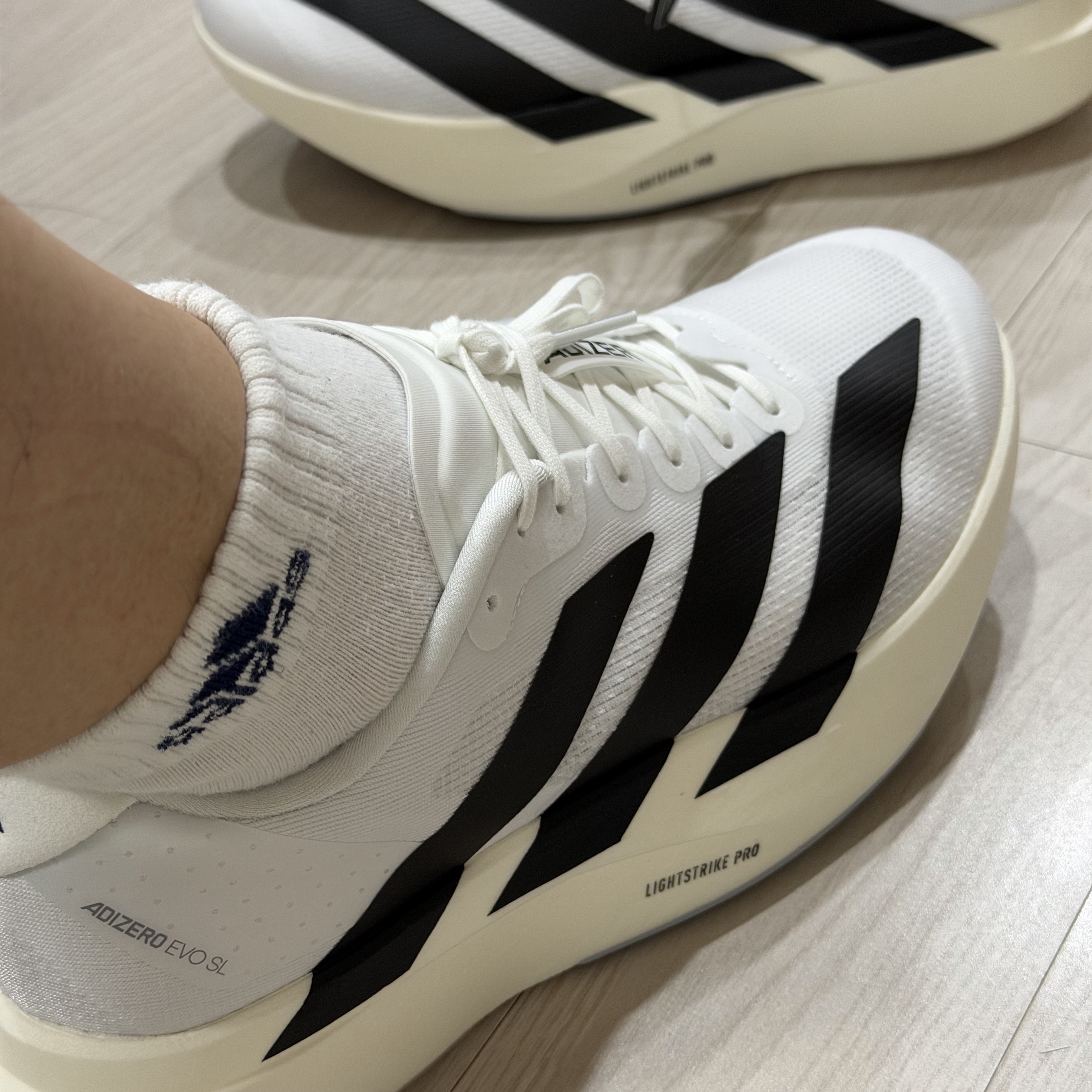 Adidas Adizero EVO SL Cloud White Core Black 착용 스타일 - 2