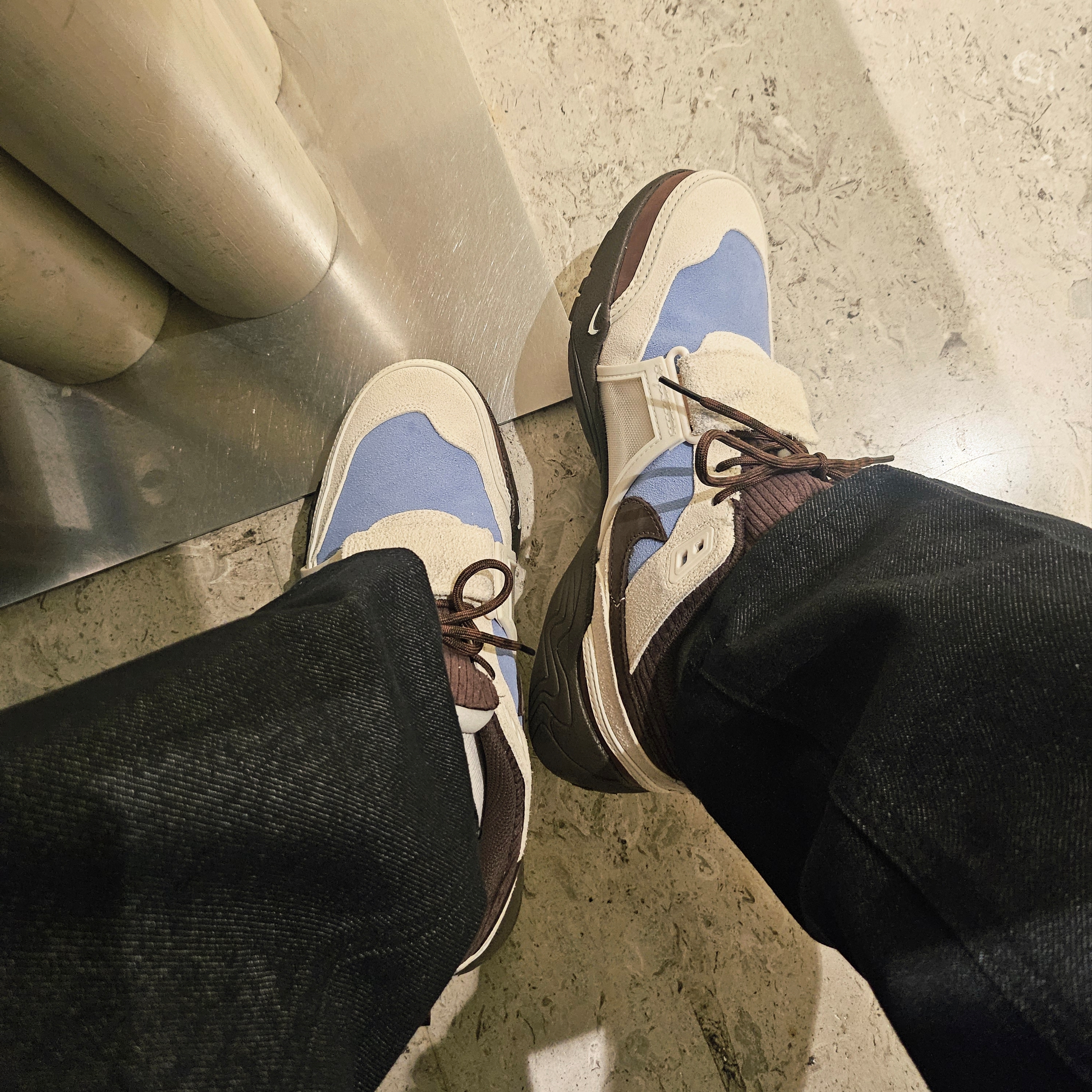 Nike x Travis Scott Zoom Field Jaxx Pale Ivory and Leche Blue 착용 스타일