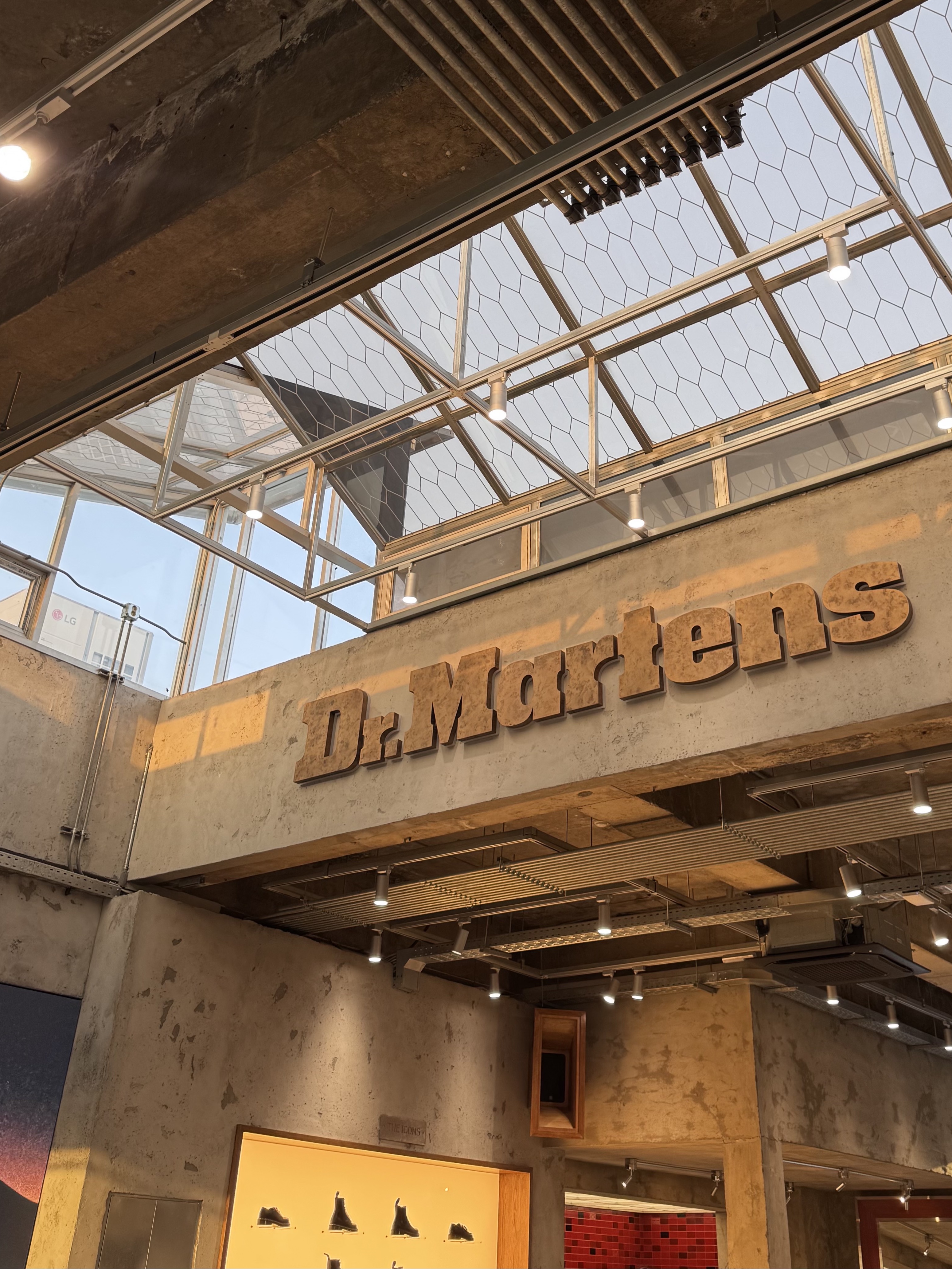 Dr. Martens Lowell Leather Moc Toe Shoes Black Analine 착용 스타일 - 3