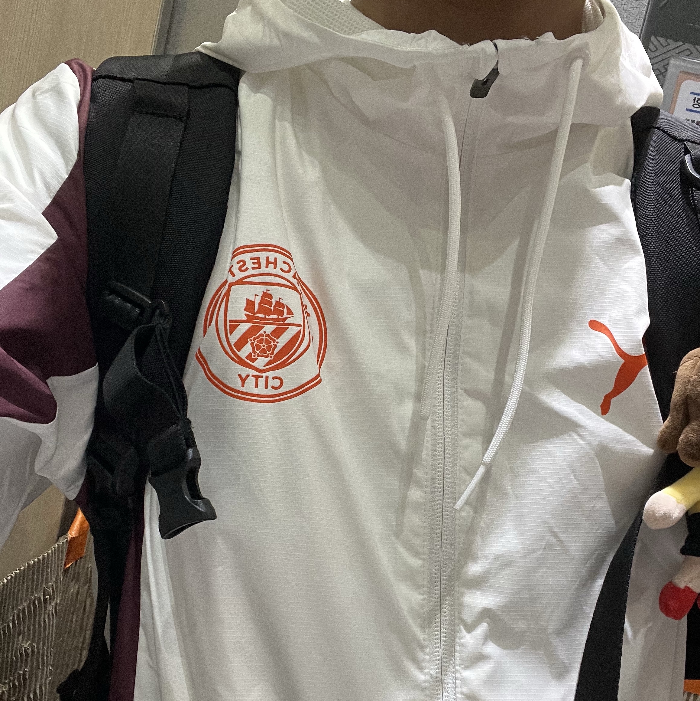 Puma Manchester City Prematch Woven Anthem Jacket White Aubergine 착용 스타일