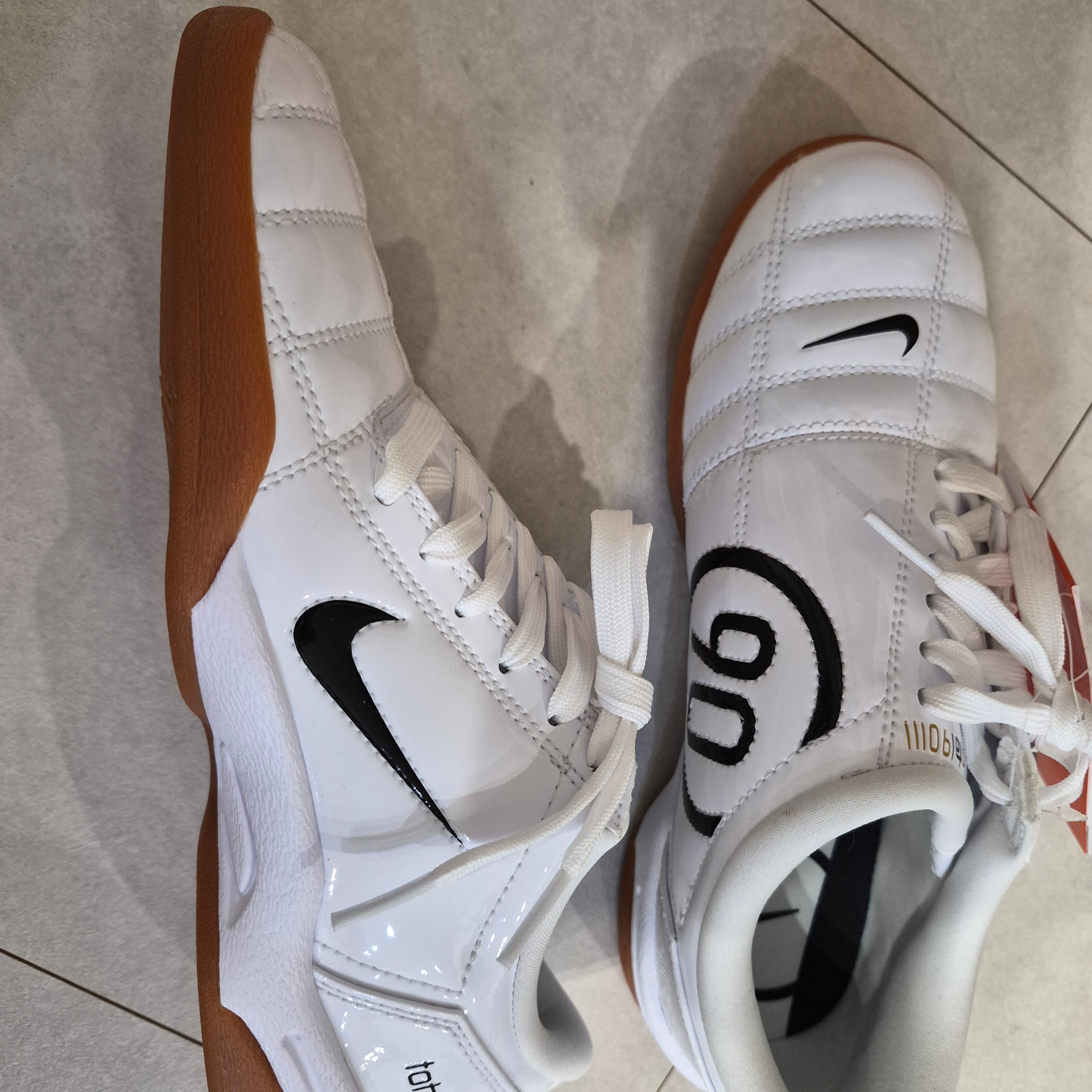 (W) Nike Total 90 White Metallic 착용 스타일 - 4