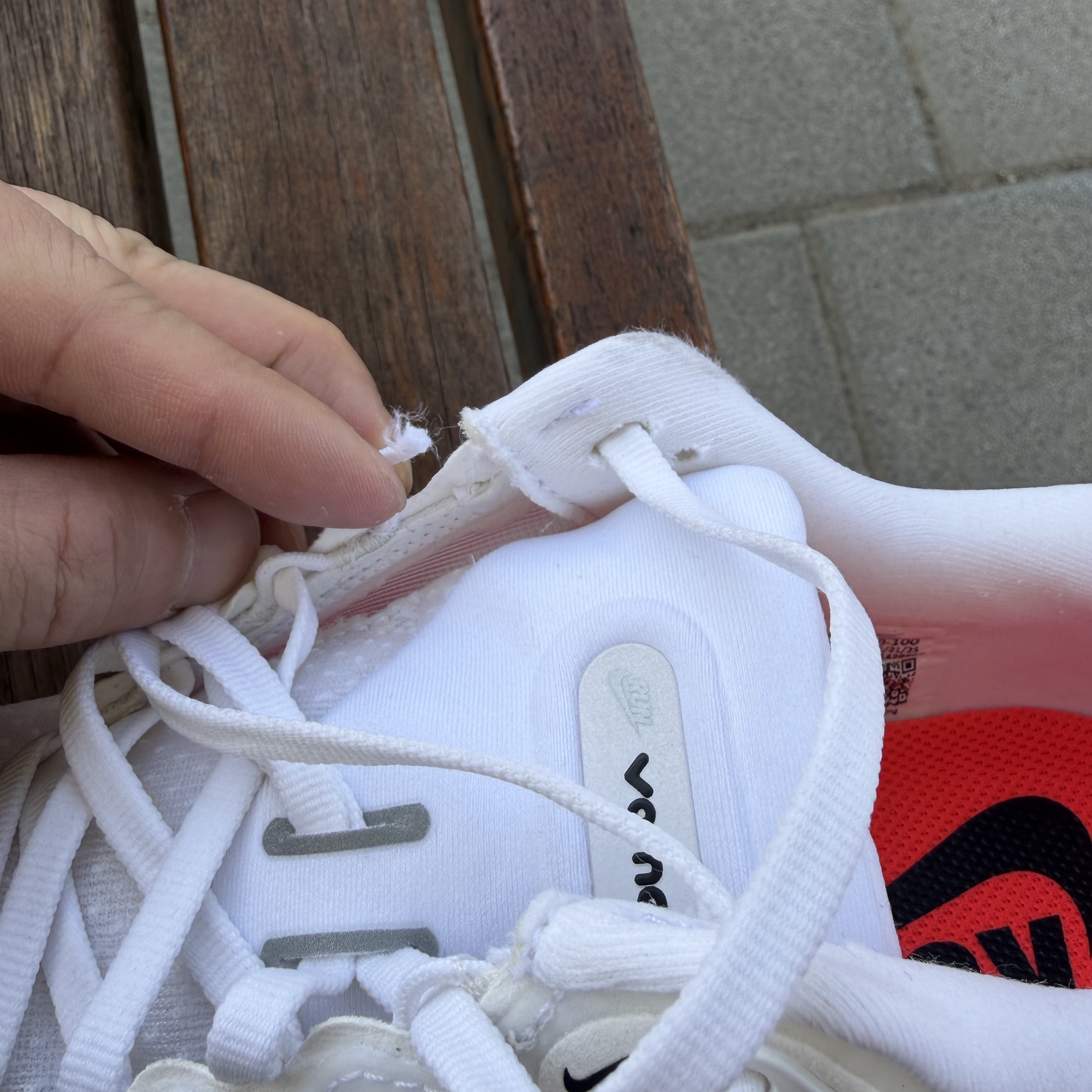 Nike Zoom Vomero Plus White Bright Crimson 착용 스타일