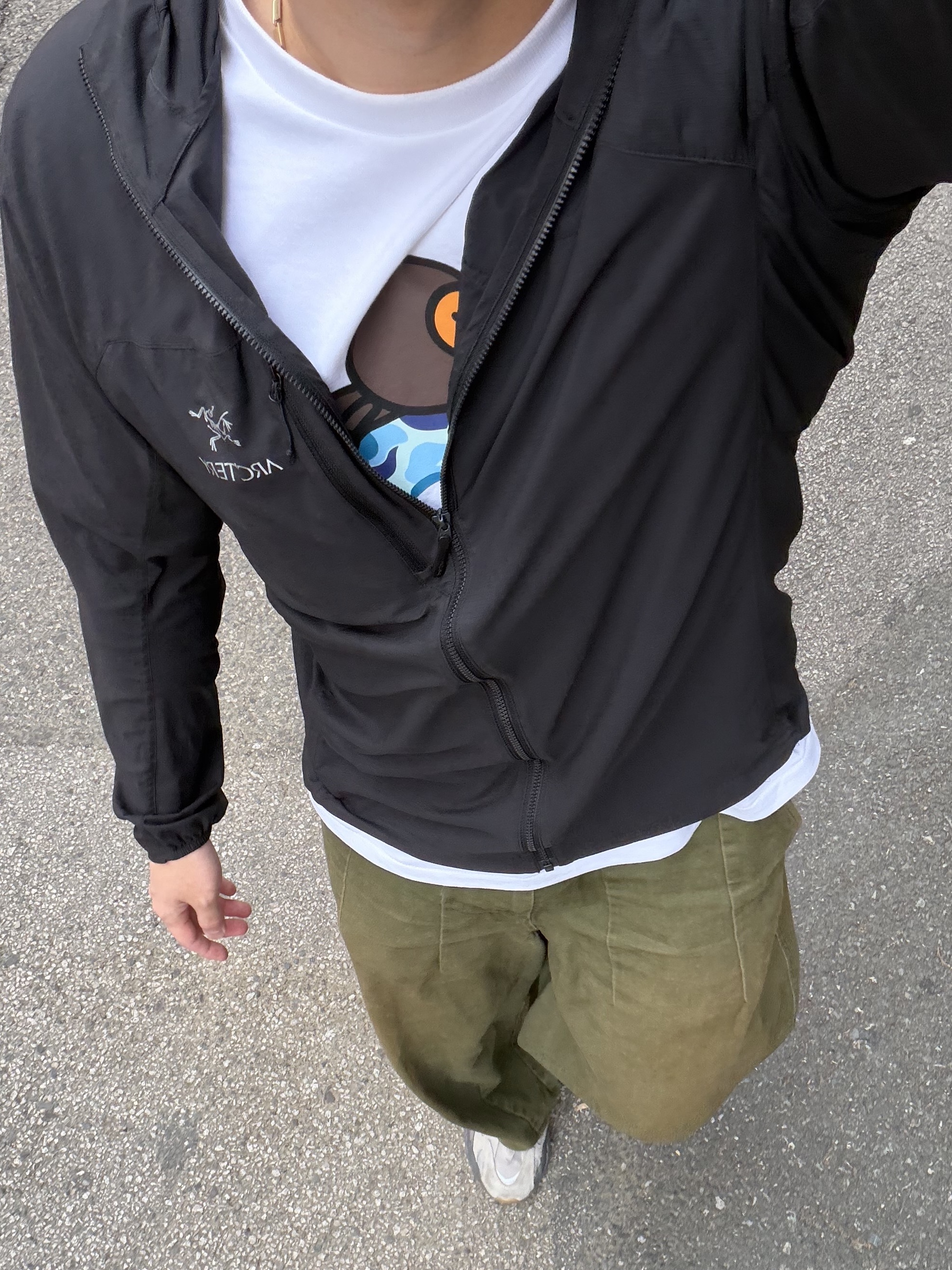 BAPE ABC Camo Milo on Big Ape T-Shirt White Blue, Arc'teryx Squamish Hoody Black 착용 스타일 - 1