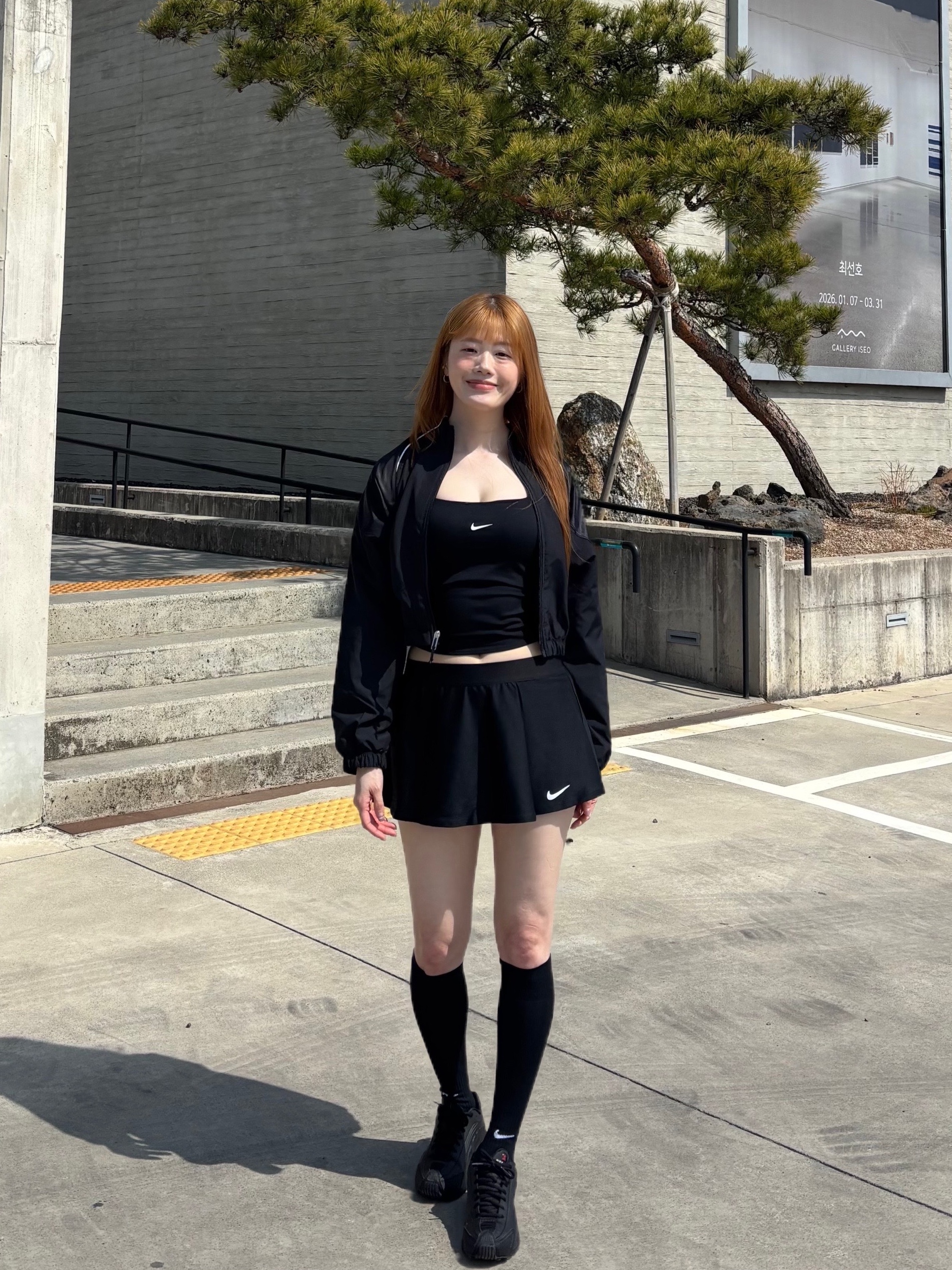 (W) Nike Shrunken Tracksuit Jacket Black, (Kids) Nike Court Dri-Fit Victory Tennis Skirt Black - US/EU 착용 스타일 - 3